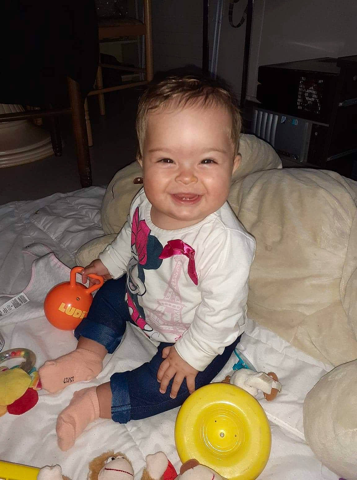 Amaya participe au concours pour gagner de l'argent avec cette photo : baby, cheek, child, joy, person, play, sitting, skin, toddler