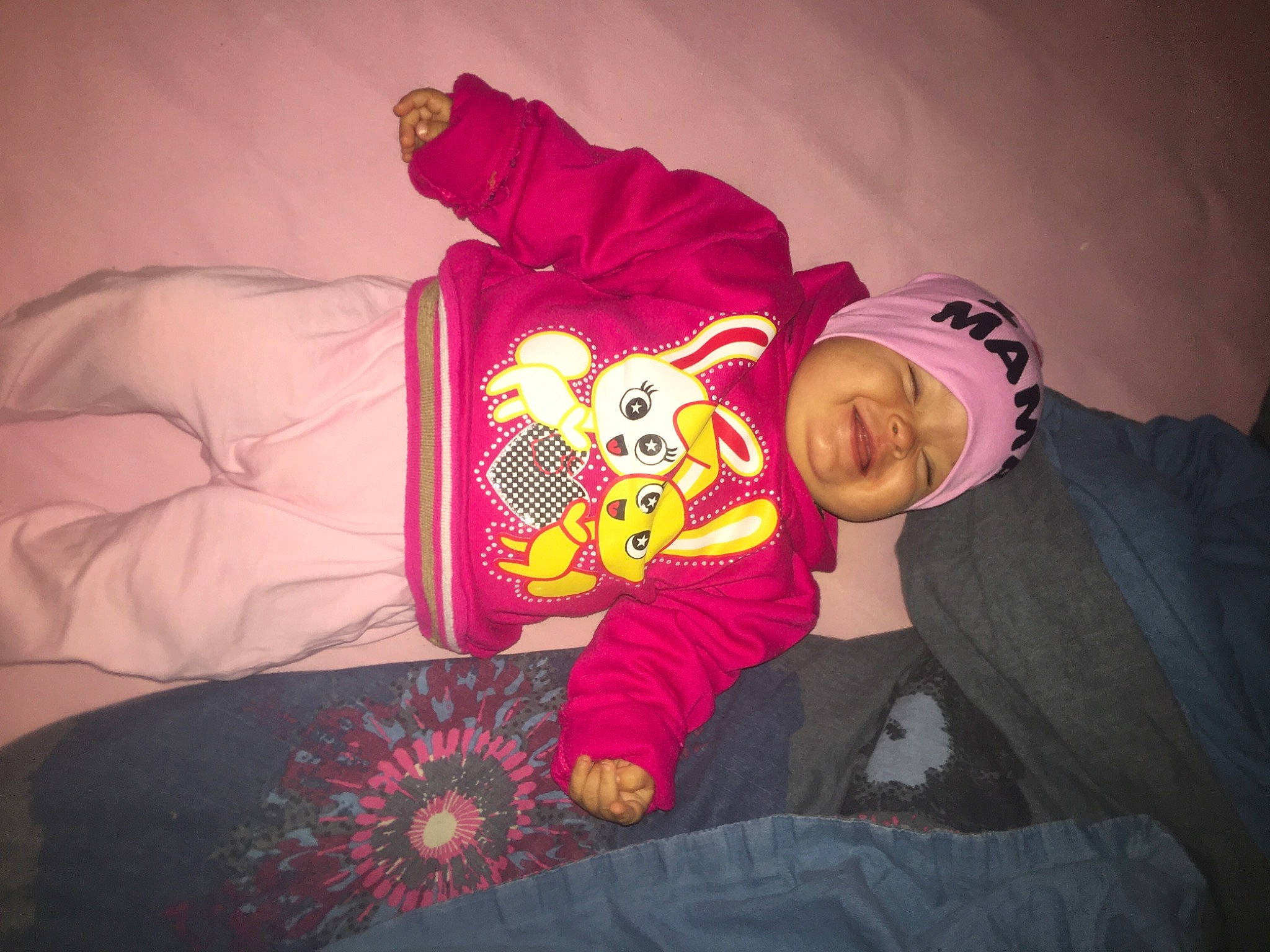 Amaya a rejoint le concours — aidez-le/la à gagner de superbes lots ! headwear, hoodie, illustration, outerwear, person, pink, t_shirt, textile