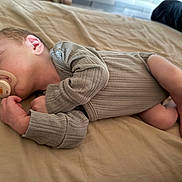 Andrea a rejoint le concours — aidez-le/la à gagner de superbes lots ! baby, sleeping, pacifier, bed, onesie, infant, newborn, soft, cozy, peaceful, skin, hand, foot, clothing, blanket, indoors, person, resting, cute, child