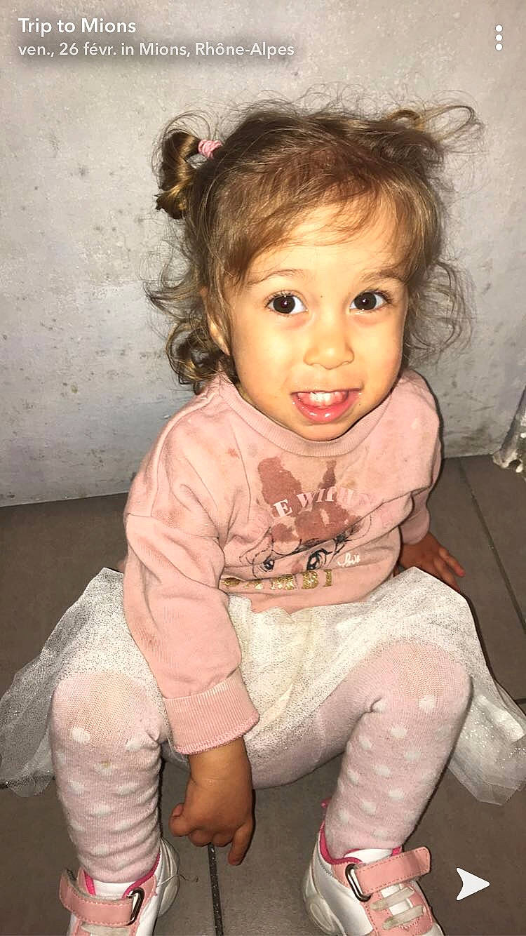 Saona participe au concours pour gagner de l'argent avec cette photo : baby_toddler_clothing, cheek, chin, eye, eyebrow, eyelash, face, hair, hairstyle, happy, head, human_body, iris, lip, mouth, nose, organ, person, skin, sleeve