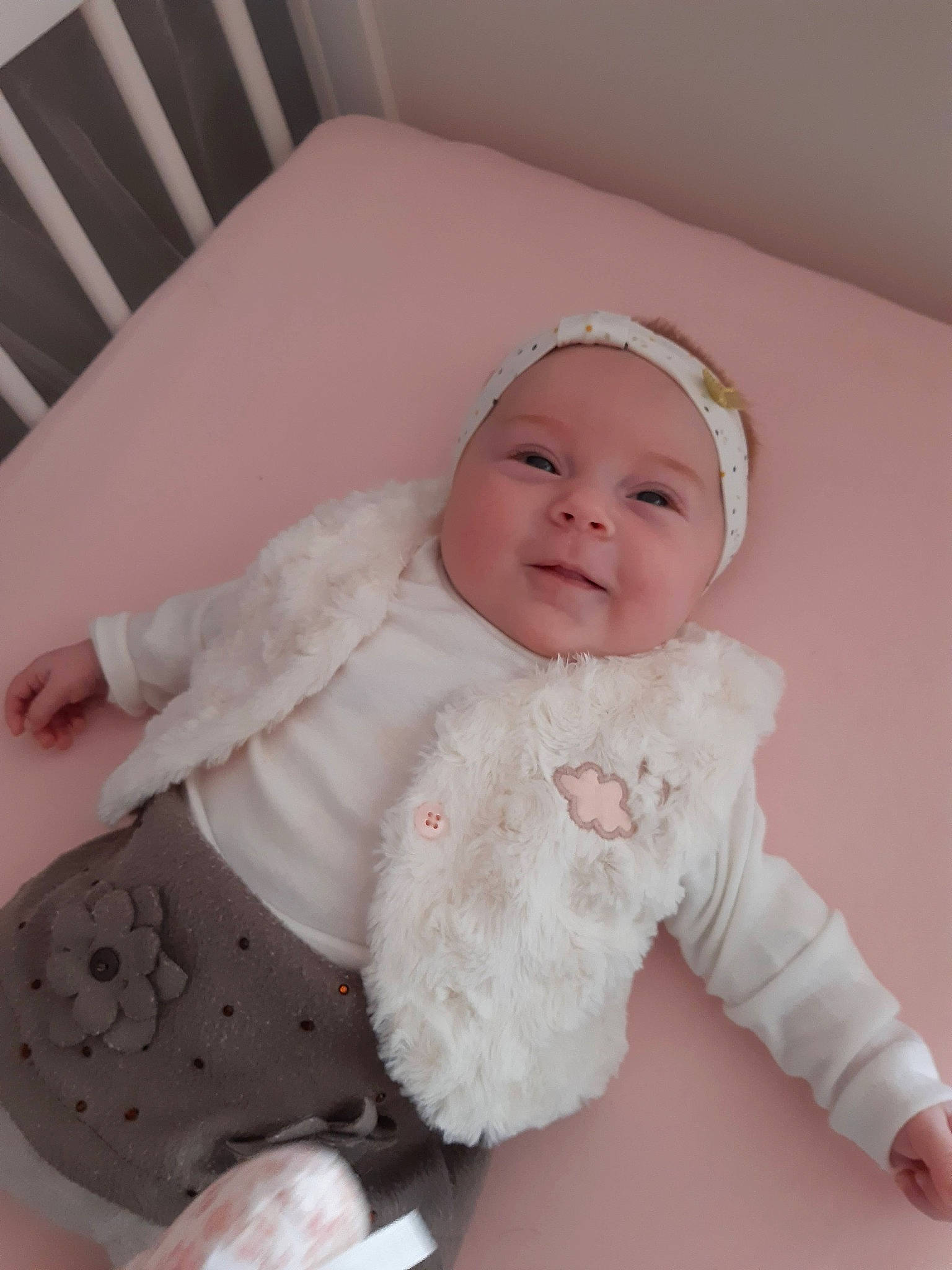 Alyssa a rejoint le concours — aidez-le/la à gagner de superbes lots ! baby, baby_products, baby_toddler_clothing, cheek, child, collar, comfort, dress, fur, hair_accessory, happy, headgear, iris, person, pink, sitting, skin, sleeve, smile, toddler