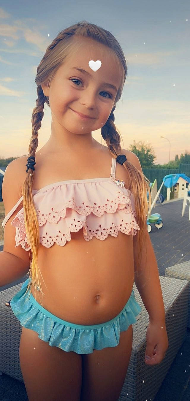 Mia participe au concours pour gagner de l'argent avec cette photo : brassiere, chest, cool, finger, hairstyle, happy, joy, lingerie, lingerie_top, muscle, neck, organ, person, shoulder, skin, sky, stomach, swimsuit_top, thigh, trunk