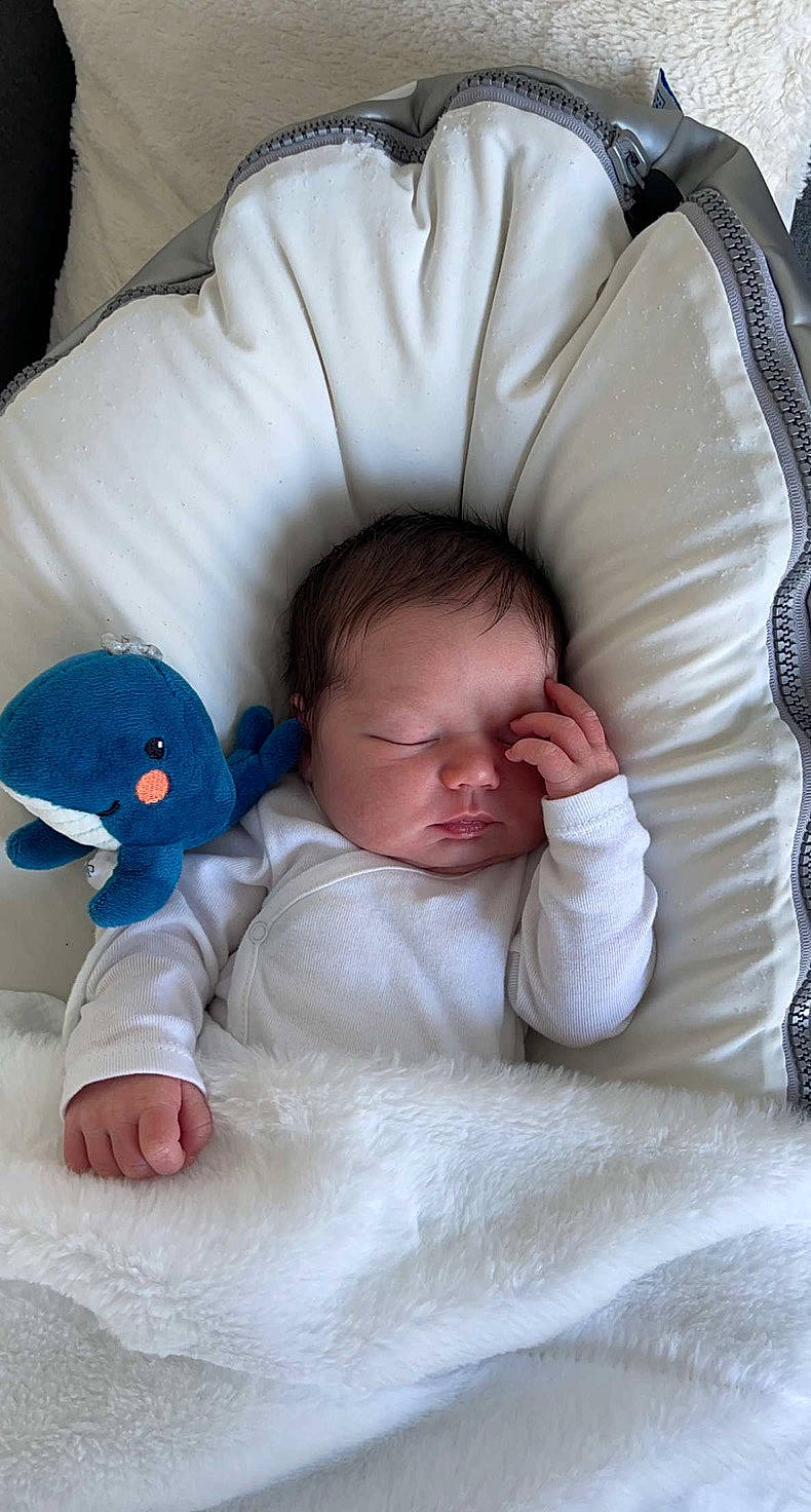 Elio participe au concours pour gagner de l'argent avec cette photo : baby, baby_products, baby_safety, baby_sleeping, baby_toddler_clothing, bedding, cheek, child, comfort, facial_expression, finger, head, linens, mouth, nose, person, product, skin, sleeve, textile
