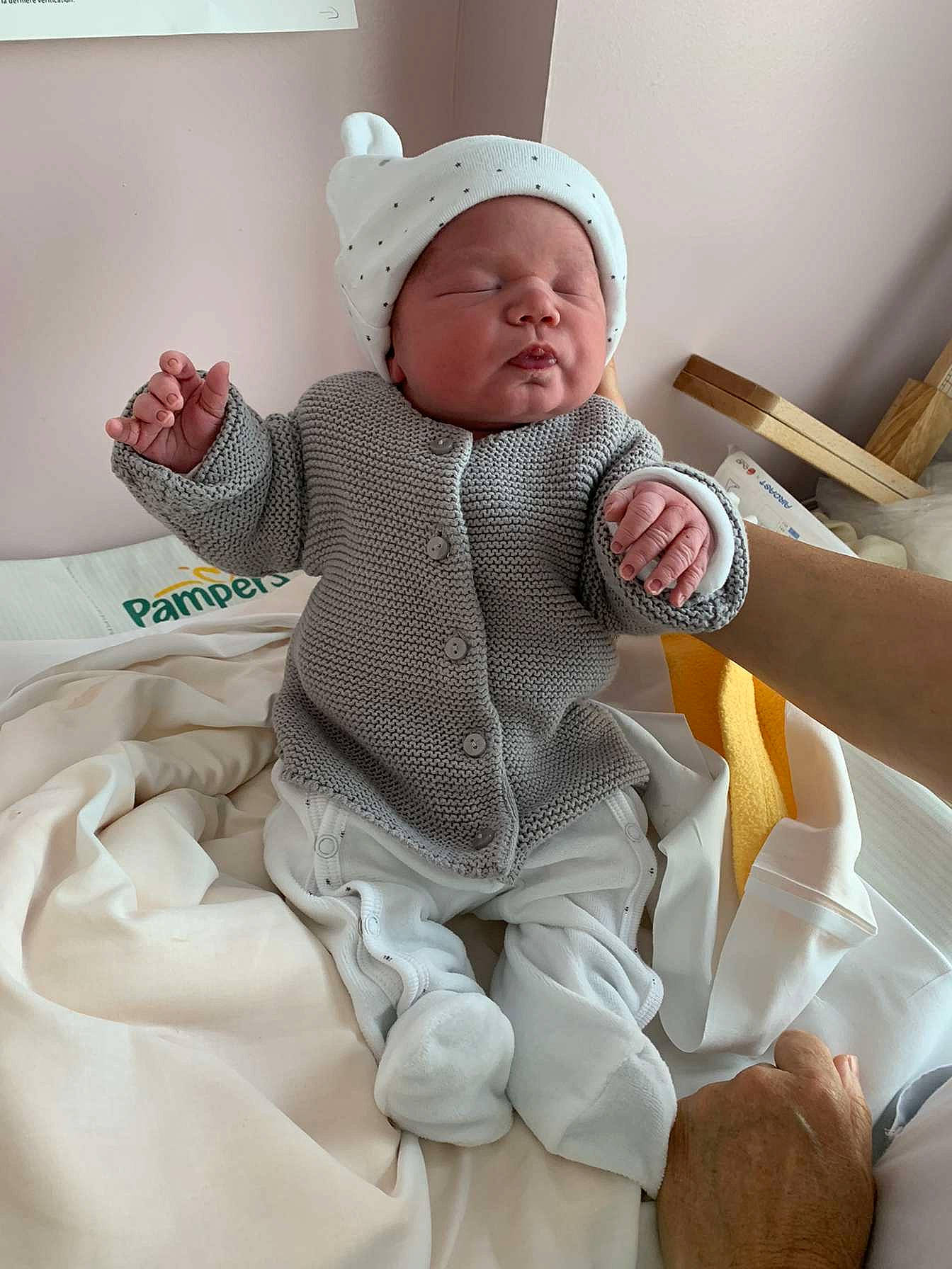 Elio participe au concours pour gagner de l'argent avec cette photo : baby, baby_products, baby_safety, baby_sleeping, baby_toddler_clothing, bedding, chair, child, comfort, hat, headwear, hospital, infant_bed, linens, peach, person, product, room, skin, textile