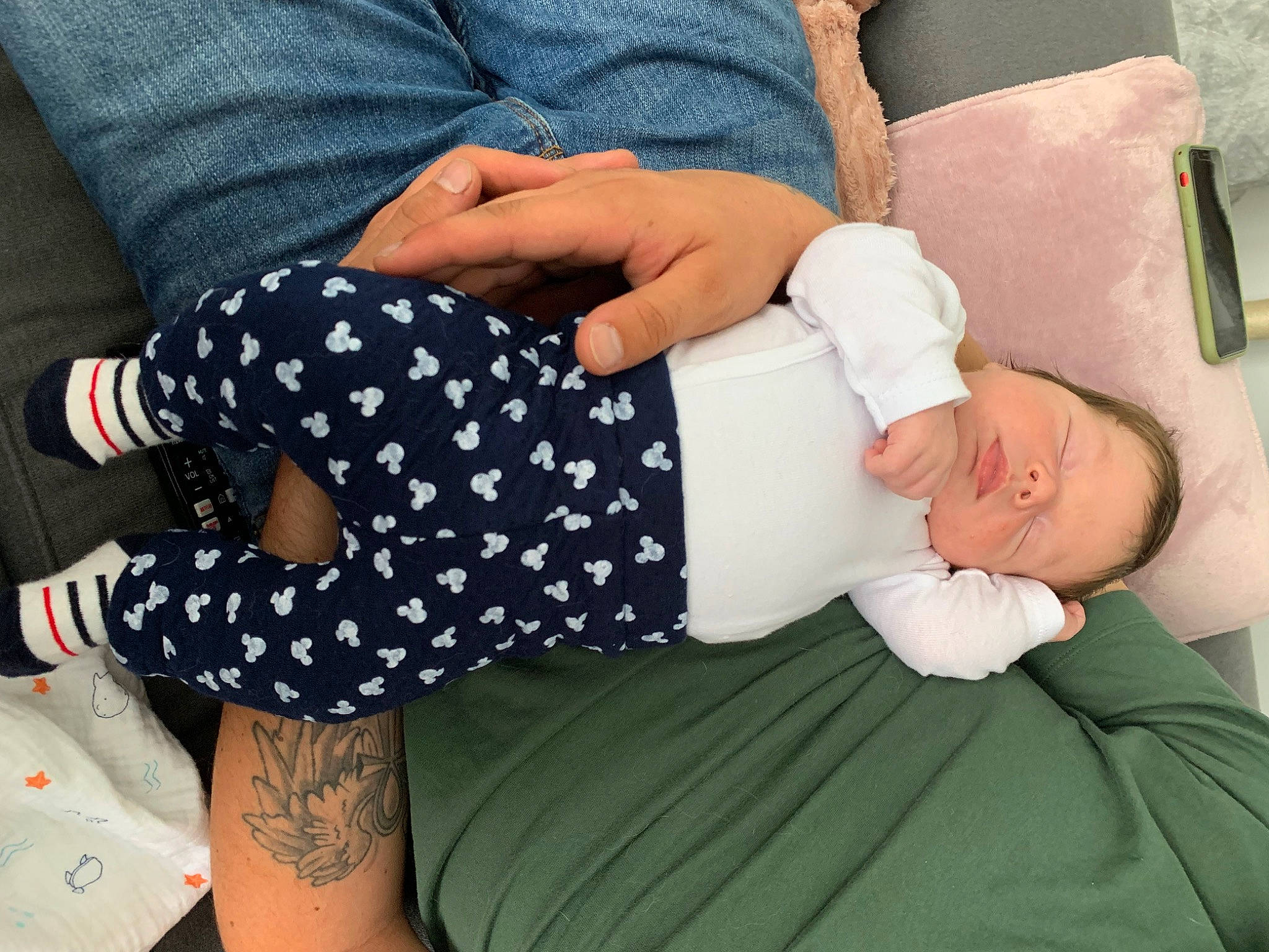 Elio participe au concours pour gagner de l'argent avec cette photo : baby_toddler_clothing, child, comfort, elbow, finger, gesture, joint, knee, leg, neck, person, plaid, shoulder, sleeve, street_fashion, t_shirt, tartan, textile, thigh, waist