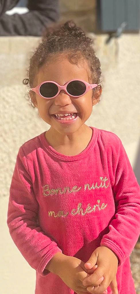 Inayah participe au concours pour gagner de l'argent avec cette photo : baby_toddler_clothing, child, cool, eye_glass_accessory, eyewear, fun, glasses, goggles, happy, joy, lip, long_sleeved_t_shirt, magenta, person, pink, sleeve, smile, sunglasses, t_shirt, toddler