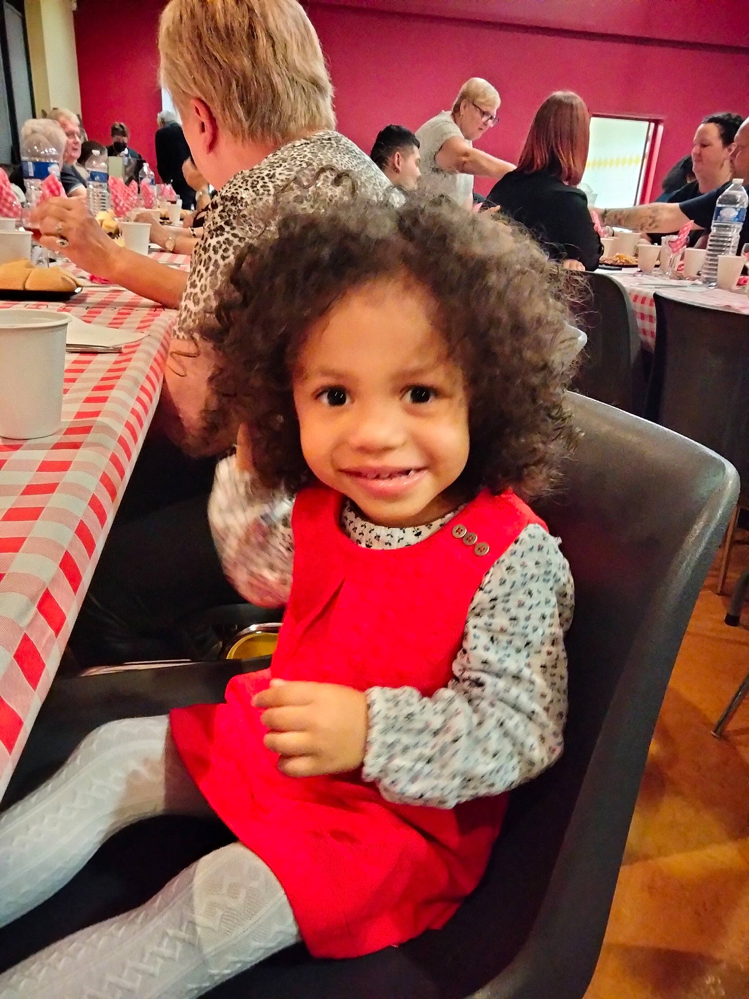 Inayah a rejoint le concours — aidez-le/la à gagner de superbes lots ! beauty, blurred, chair, cheek, child, event, flooring, fun, hair, hairstyle, happy, iris, joy, leisure, party, person, pink, room, sitting, skin