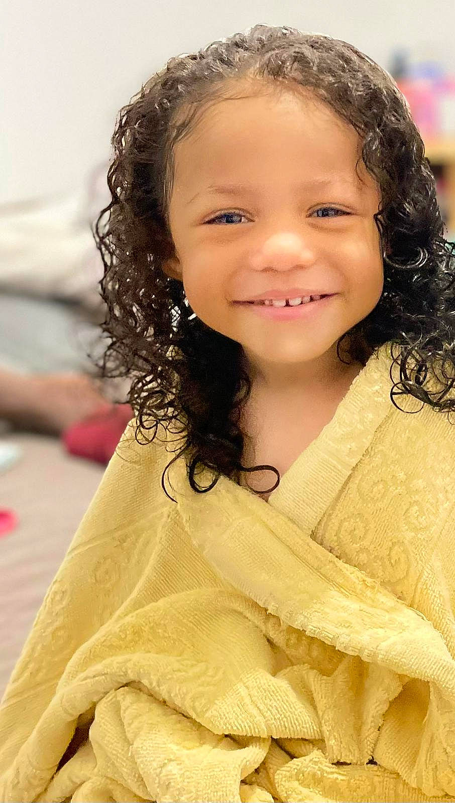 Inayah participe au concours pour gagner de l'argent avec cette photo : black_hair, cheek, chin, eye, eyebrow, face, facial_expression, flash_photography, forehead, hair, hairstyle, happy, human, iris, joy, lip, neck, nose, person, shoulder