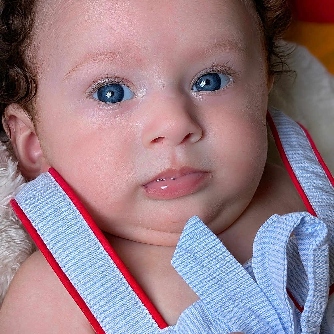 Giulia participe au concours pour gagner de l'argent avec cette photo : accessories, baby, belt, bodypart, clothing, couch, face, finger, frown, furniture, hand, happy, head, newborn, person, photography, portrait, sad, smile, strap
