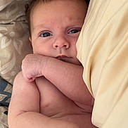 Mylan a rejoint le concours — aidez-le/la à gagner de superbes lots ! baby, infant, skin, arm, face, blanket, bed, lying_down, close_up, expression, newborn, resting, sleepwear, indoors, cute, child, person, soft, natural_light, comfort