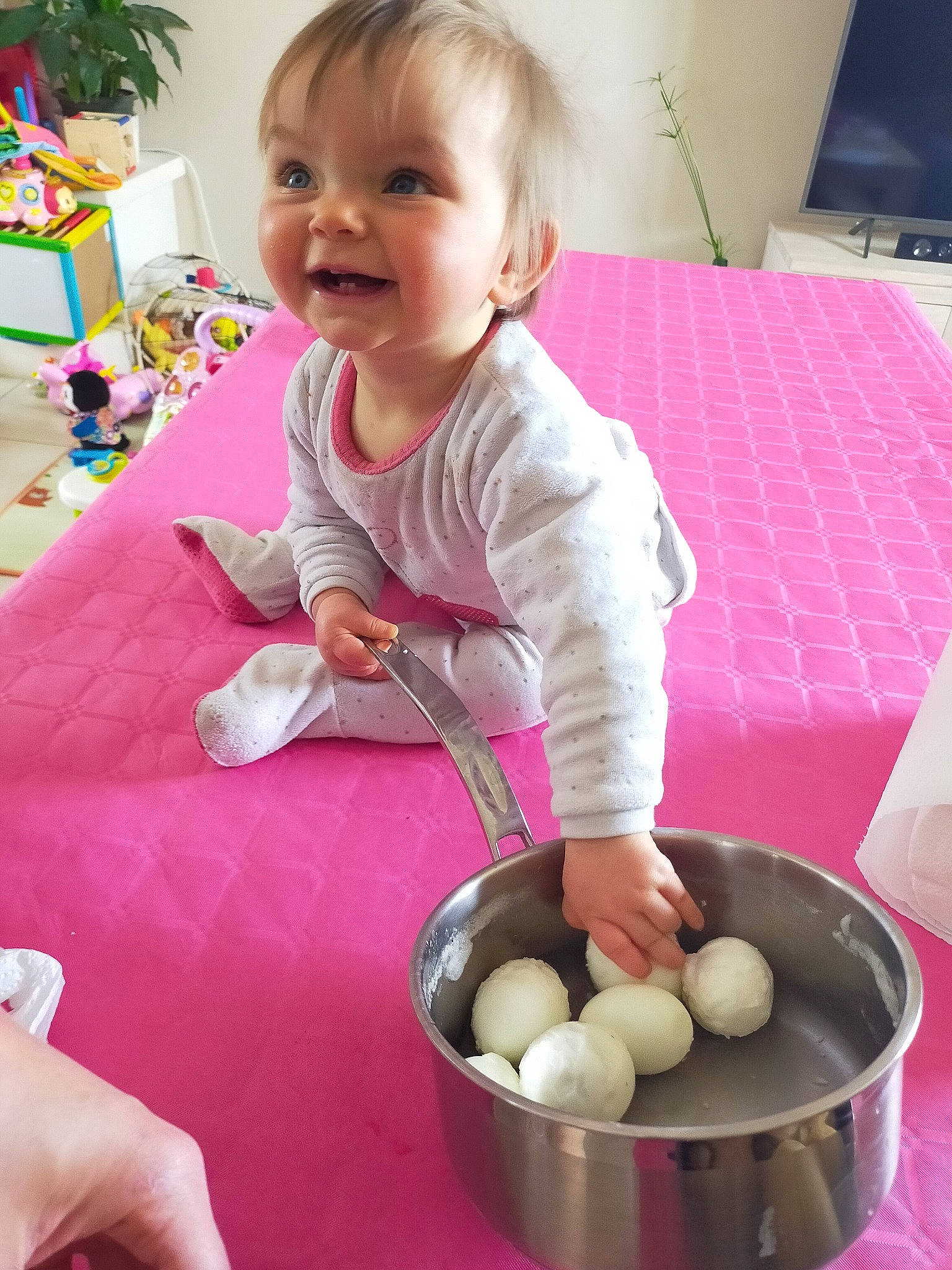 Judith a rejoint le concours — aidez-le/la à gagner de superbes lots ! baby, baby_playing_with_toys, baby_toddler_clothing, bowl, child, cuisine, dish, egg, face, food, ingredient, person, photograph, pink, produce, smile, snapshot, sweetness, table, television