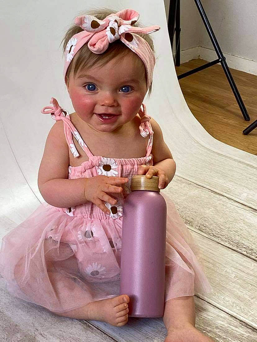 Judith participe au concours pour gagner de l'argent avec cette photo : baby, baby_toddler_clothing, child, day_dress, dress, embellishment, event, fashion_accessory, flash_photography, fun, happy, headband, headpiece, jewellery, magenta, person, pink, sitting, skin, smile