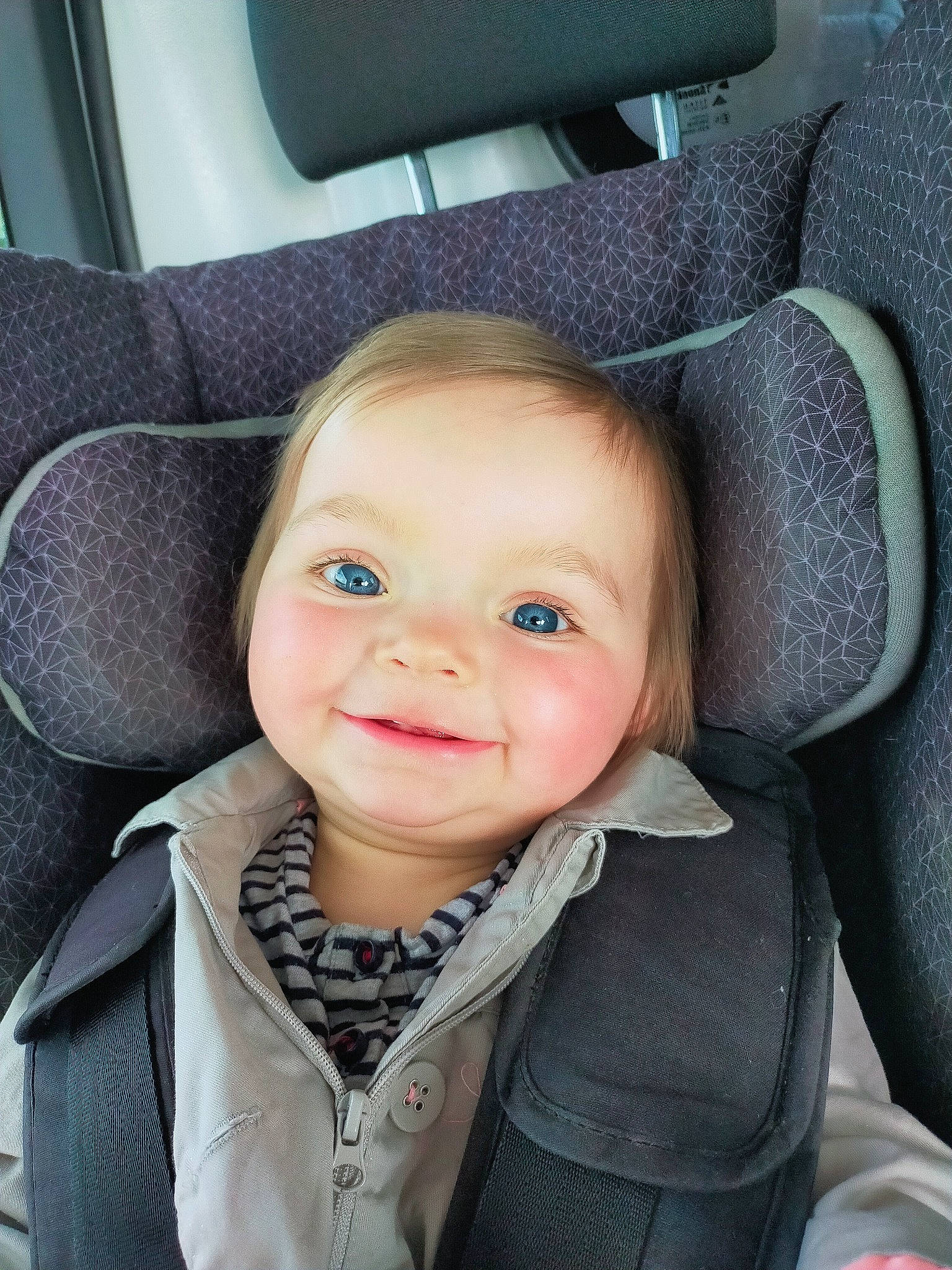 Judith a rejoint le concours — aidez-le/la à gagner de superbes lots ! auto_part, automotive_design, baby, black, car_seat, car_seat_cover, cheek, chin, comfort, eyebrow, face, hair, head_restraint, joy, motor_vehicle, person, product, smile, steering_part, toddler