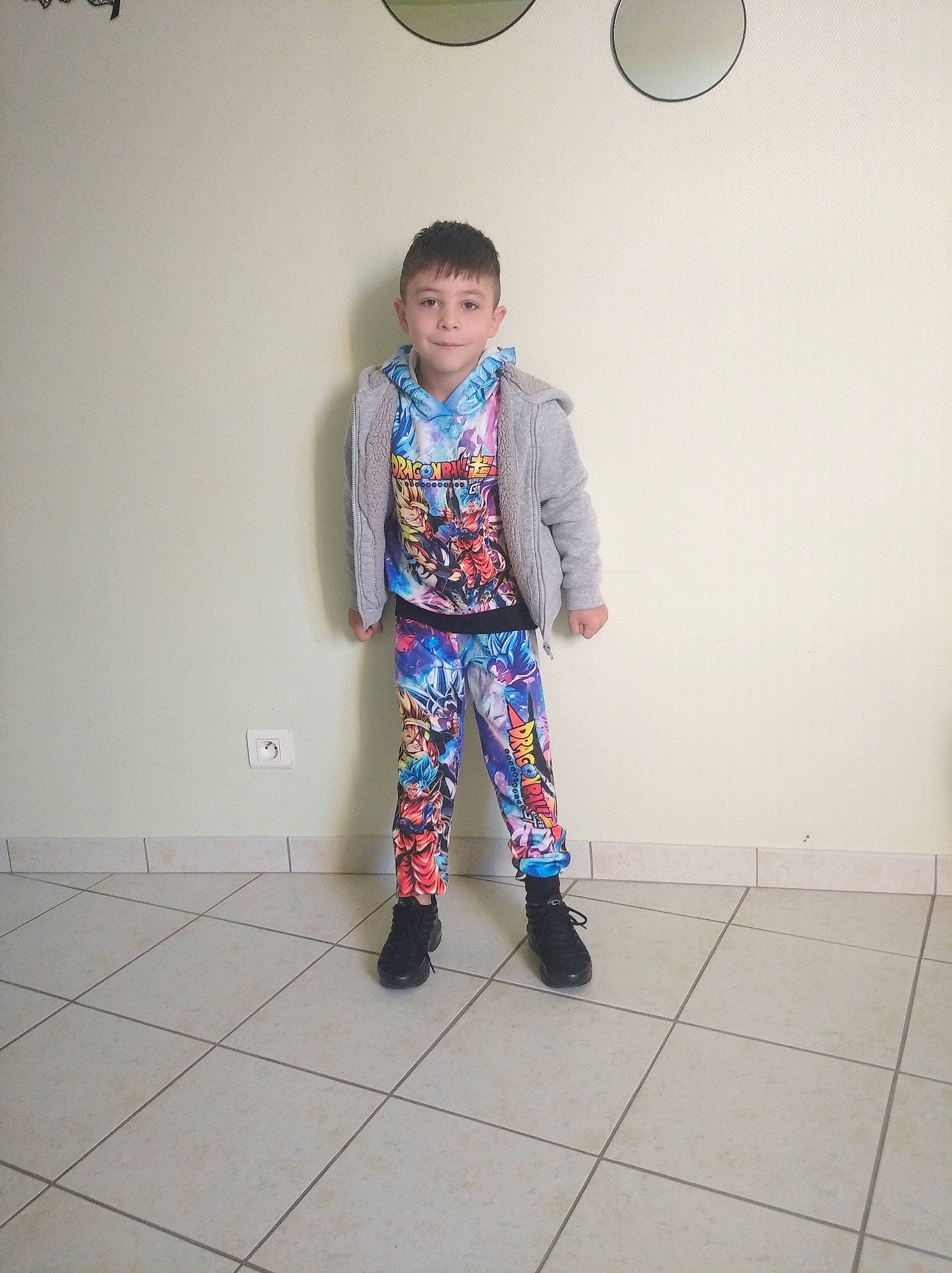 Naime a rejoint le concours — aidez-le/la à gagner de superbes lots ! child, costume, denim, electric_blue, fashion_design, floor, flooring, fun, happy, joy, magenta, outerwear, pajamas, pattern, person, personal_protective_equipment, sleeve, standing, suit, t_shirt