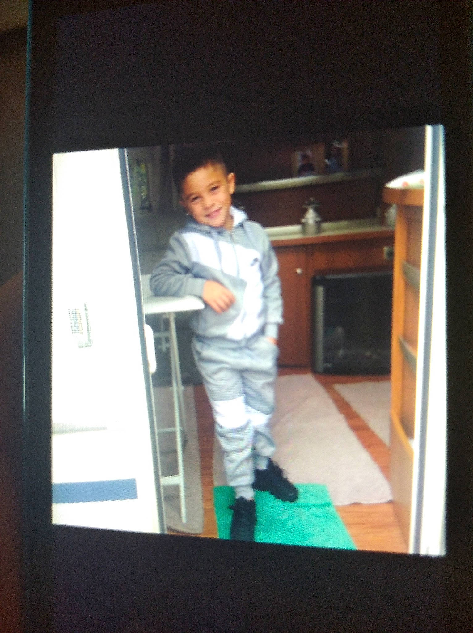 Naime a rejoint le concours — aidez-le/la à gagner de superbes lots ! child, display_device, door, fun, gadget, gesture, glass, home_door, joy, multimedia, person, room, screen, sleeve, smile, t_shirt, television_set, window