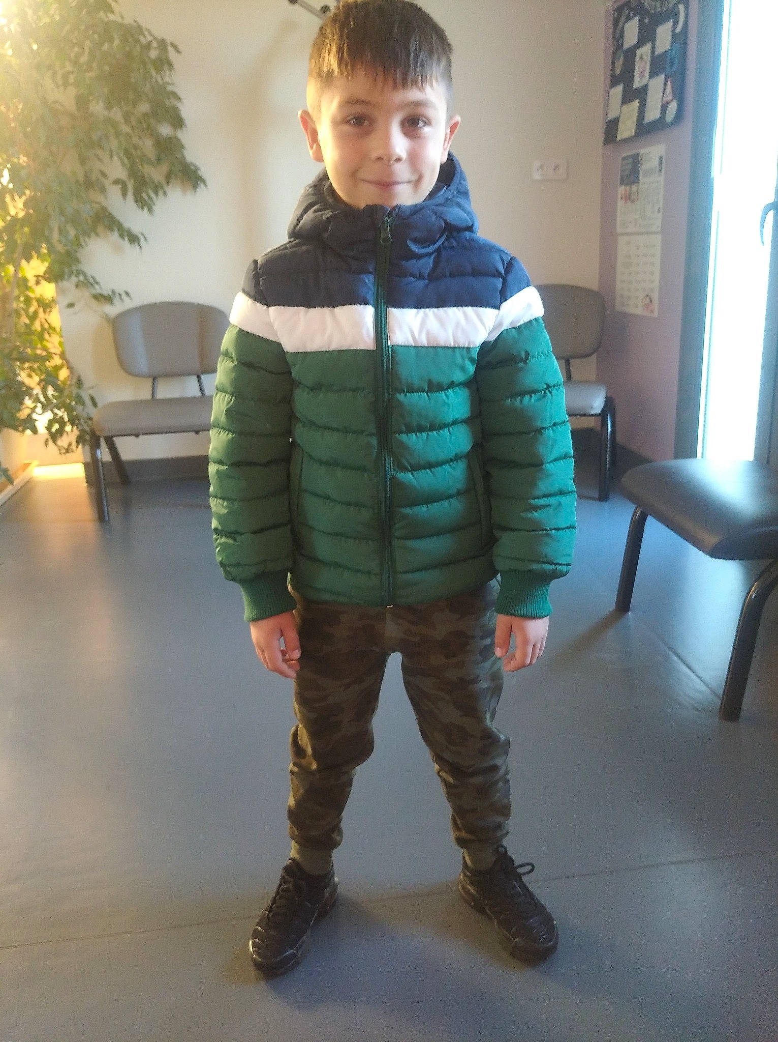 Naime participe au concours pour gagner de l'argent avec cette photo : baby_toddler_clothing, child, comfort, electric_blue, eye, flooring, fur, fur_clothing, head, jacket, joy, pattern, person, personal_protective_equipment, shoe, shoulder, sitting, sleeve, smile, sportswear