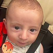 Jaden participe au concours pour gagner de l'argent avec cette photo : baby, infant, car_seat, seatbelt, bracelet, pacifier_clip, fox_design, cute, closeup, child, person, sitting, young, clothing, face, head, eyes, skin, indoors, baby_accessory