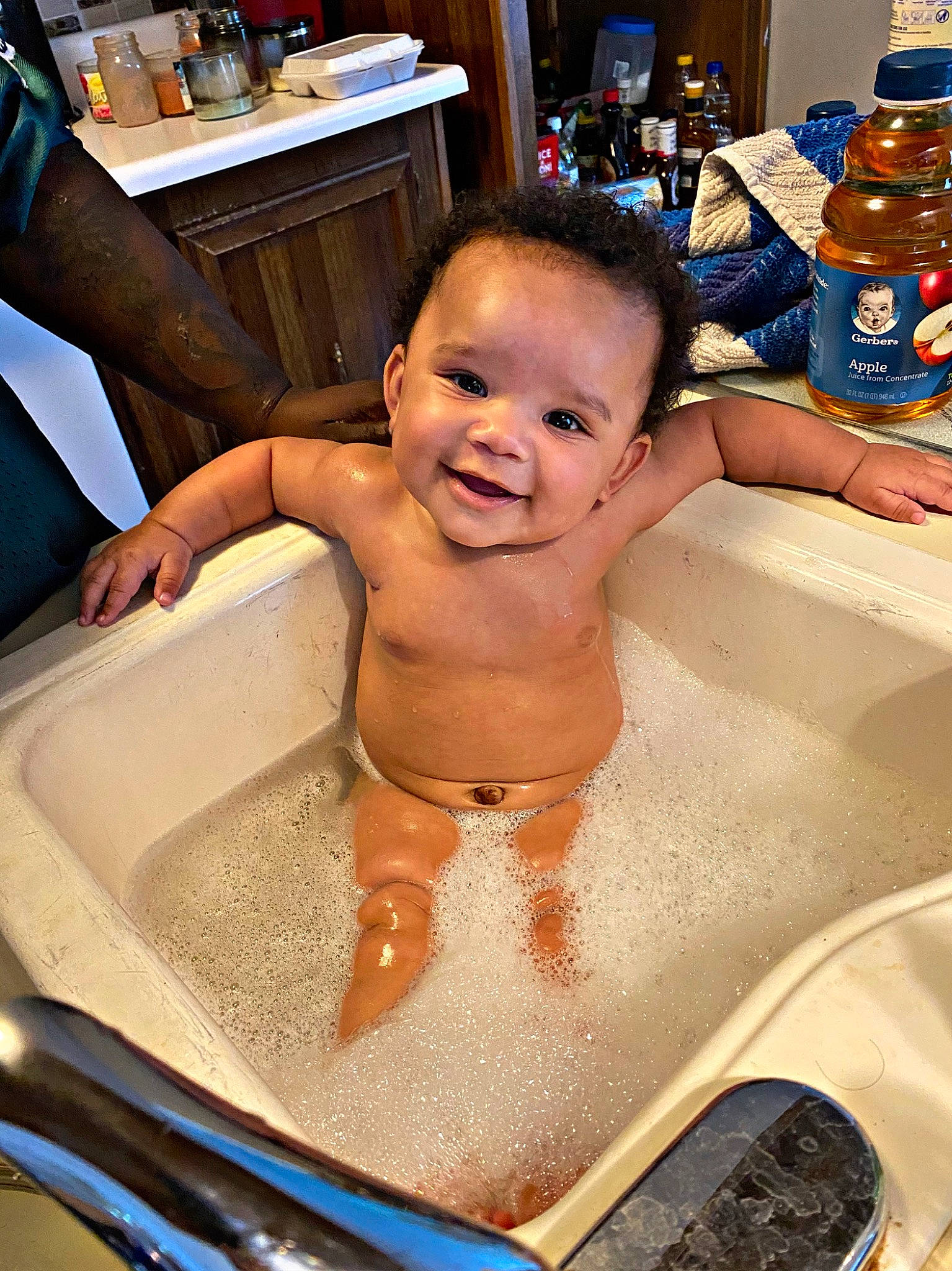 Cleo is registered to the contest to win money with this photo: baby_bathing, bathing, child, joy, person, washing