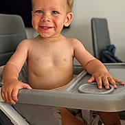 Noah a rejoint le concours — aidez-le/la à gagner de superbes lots ! toddler, child, high_chair, smile, happy, indoor, skin, face, hands, feet, baby, person, seat, furniture, blond_hair, cute, young, portrait, playful, expression
