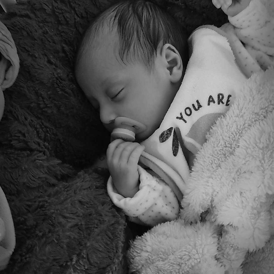 Elynna a rejoint le concours — aidez-le/la à gagner de superbes lots ! baby, bed, blanket, bodypart, couch, crib, cushion, face, finger, furniture, hand, head, homedecor, infantbed, newborn, person, photography, portrait, quilt, sleeping