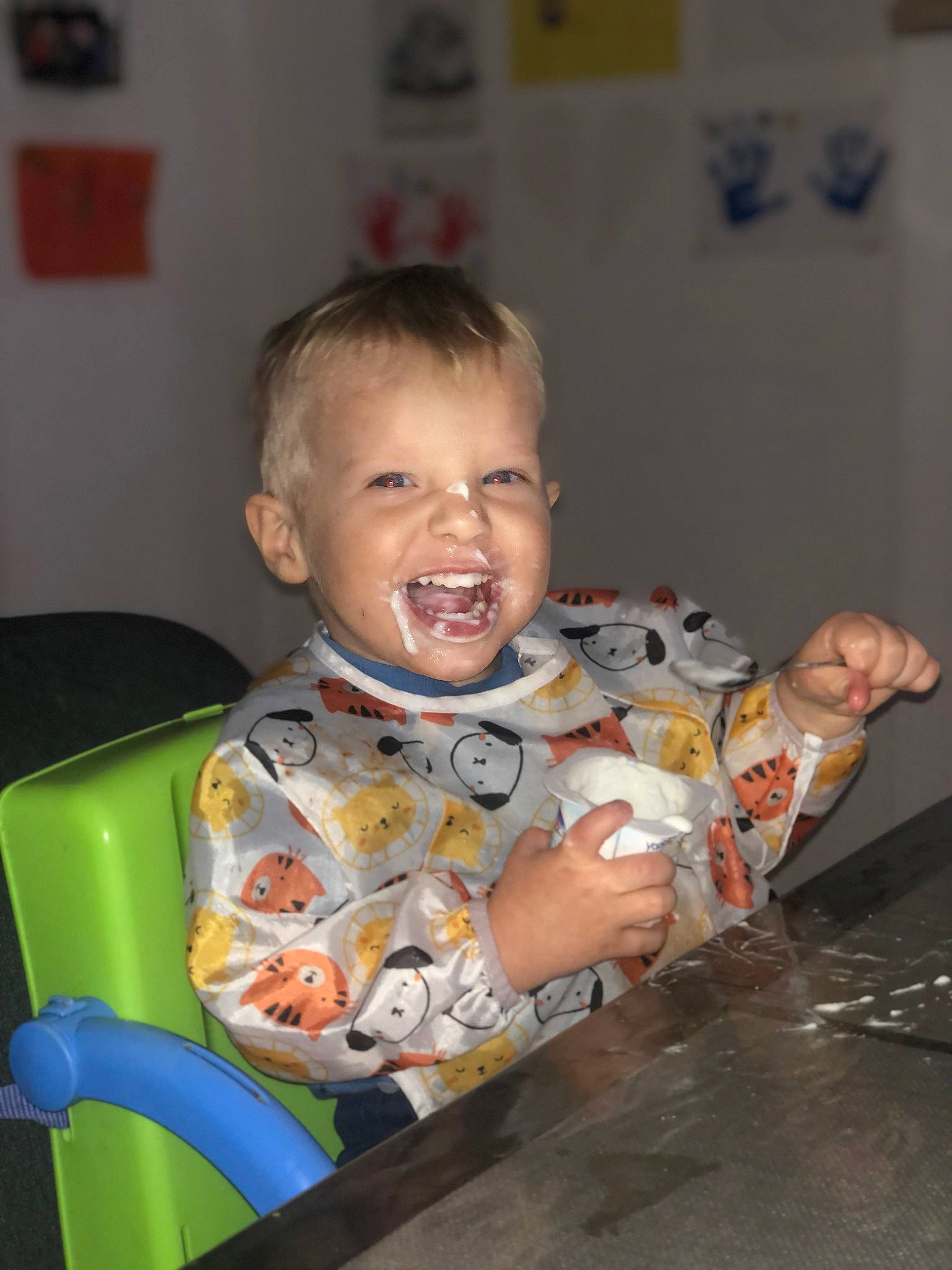 Naël a rejoint le concours — aidez-le/la à gagner de superbes lots ! baby, baby_toddler_clothing, baby_toys, chair, cheek, child, fun, happy, iris, laugh, party, person, play, recreation, room, sitting, smile, t_shirt, toddler