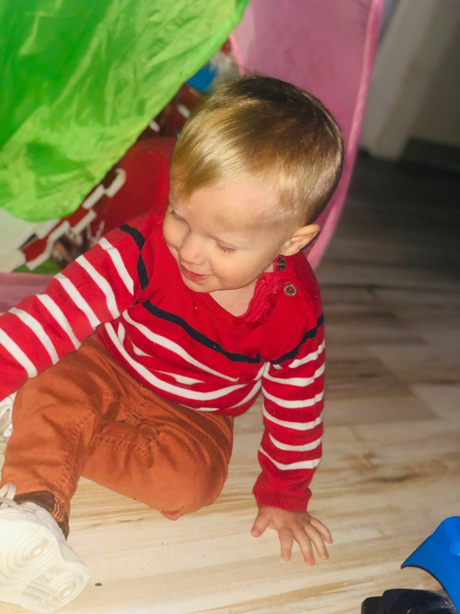 Naël participe au concours pour gagner de l'argent avec cette photo : baby, baby_toddler_clothing, carmine, carpet, child, comfort, crawling, floor, flooring, fun, hardwood, pattern, person, play, room, sitting, sleeve, t_shirt, toddler, wood