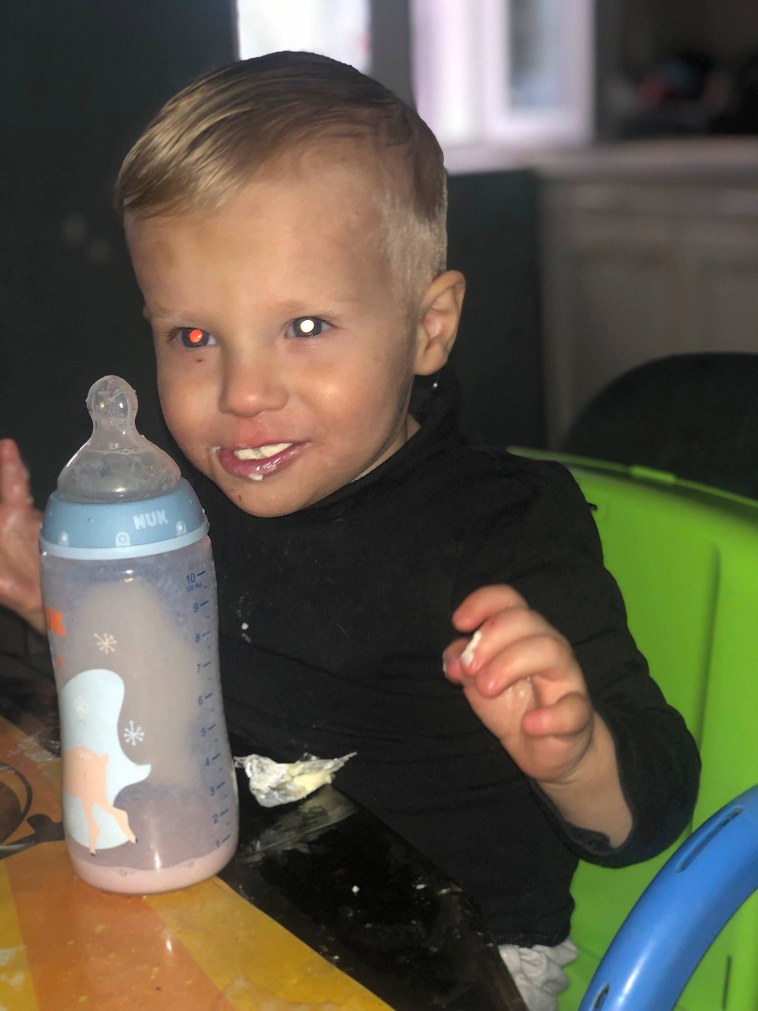 Naël participe au concours pour gagner de l'argent avec cette photo : bottle, chair, cheek, child, drink, drinking, drinkware, finger, fun, gas, hand, liquid, nail, person, plastic_bottle, skin, smile, table, thumb, toddler