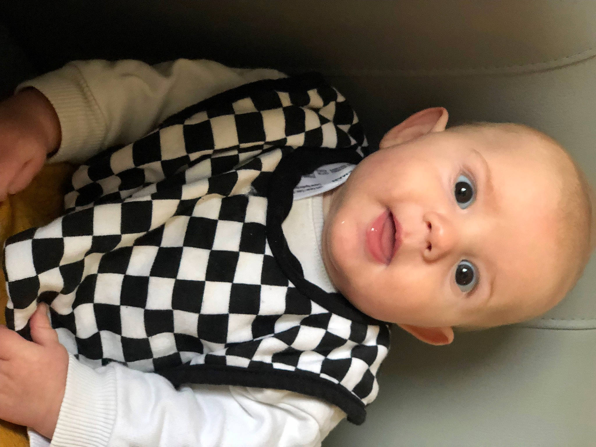 Jayden a rejoint le concours — aidez-le/la à gagner de superbes lots ! baby, baby_toddler_clothing, cheek, child, collar, comfort, elbow, eye, eyelash, finger, gesture, hand, iris, nail, pattern, person, sitting, sleeve, thumb, toddler