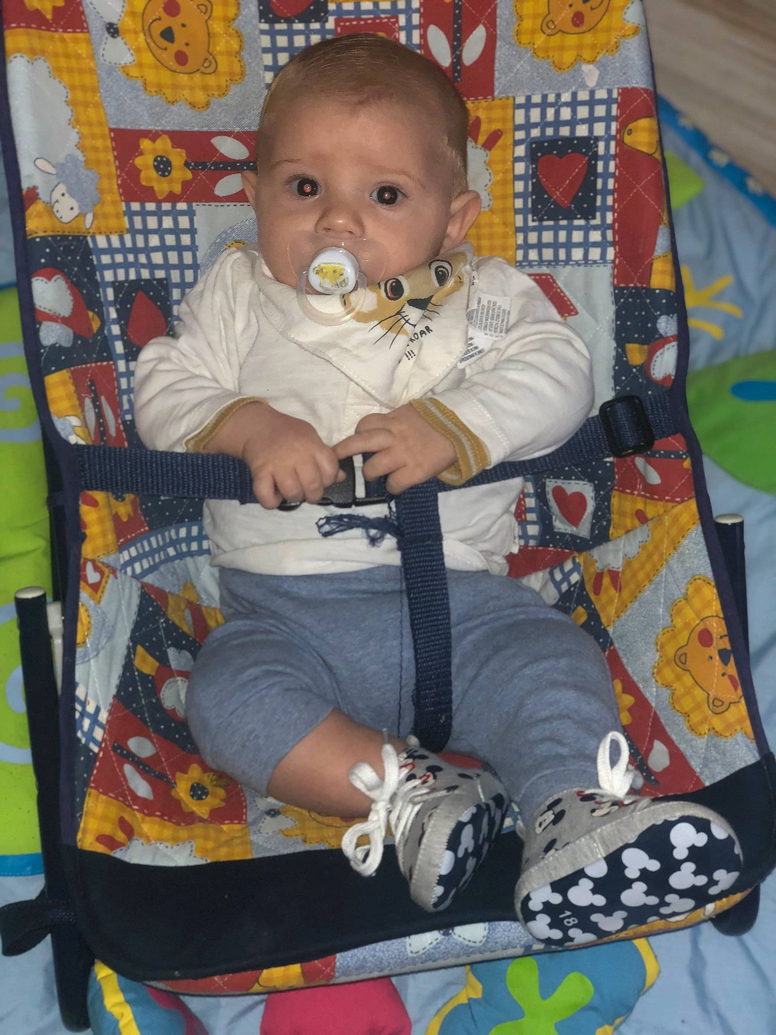 Jayden a rejoint le concours — aidez-le/la à gagner de superbes lots ! baby, baby_products, baby_toddler_clothing, chair, cheek, child, comfort, lap, linens, pattern, person, room, sitting, sock, textile, thigh, toddler, walking_shoe