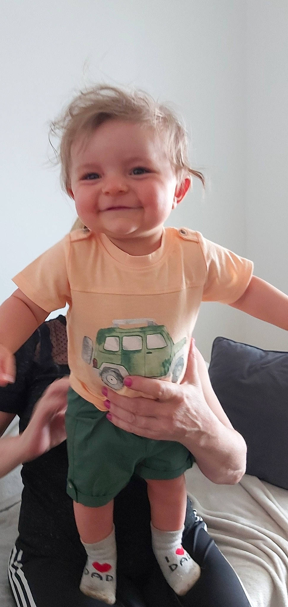 Raphaël participe au concours pour gagner de l'argent avec cette photo : baby, baby_toddler_clothing, child, joy, person, play, smile, t_shirt, toddler