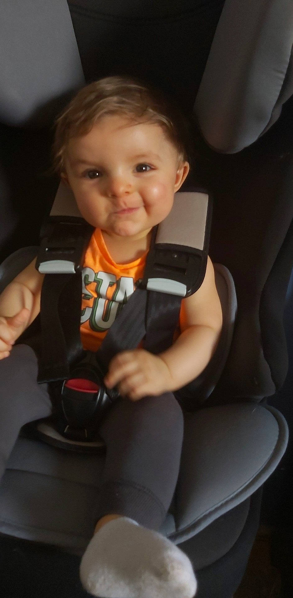 Raphaël a rejoint le concours — aidez-le/la à gagner de superbes lots ! auto_part, baby, baby_in_car_seat, car_seat, child, joy, person, seat_belt, sitting, smile, toddler