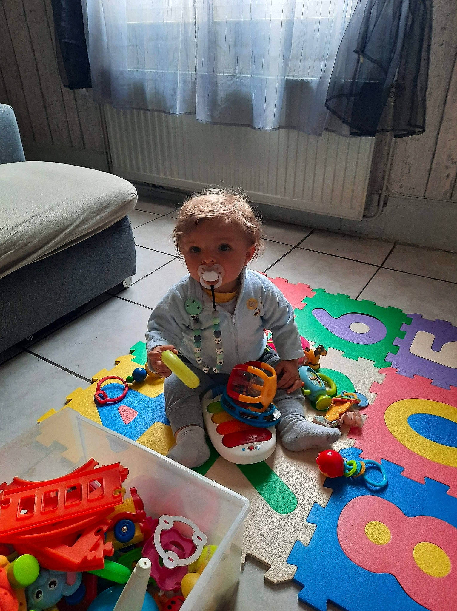 Raphaël a rejoint le concours — aidez-le/la à gagner de superbes lots ! baby, baby_toys, child, person, play, playset, room, sitting, toddler, toy