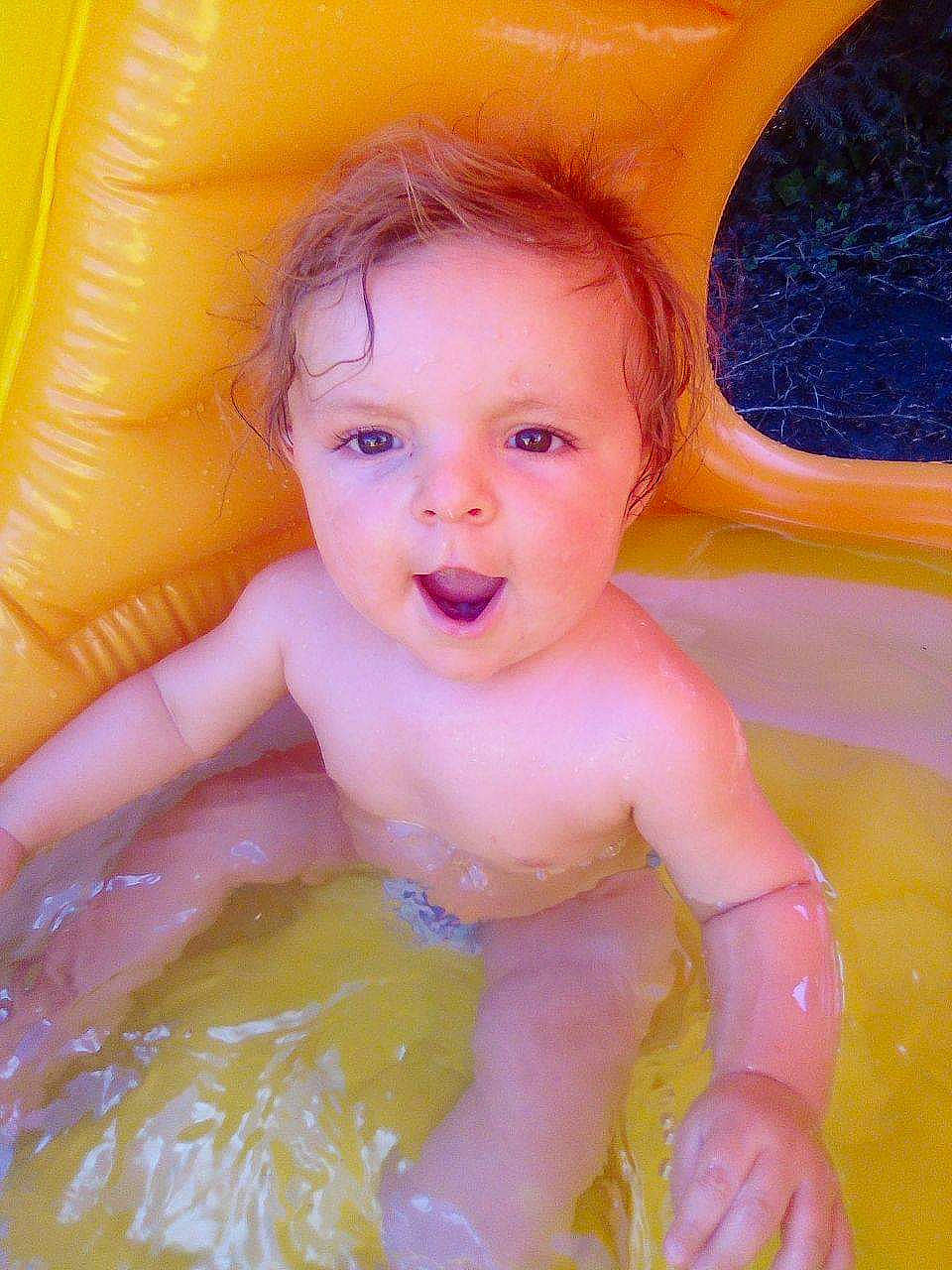 Raphaël a rejoint le concours — aidez-le/la à gagner de superbes lots ! baby, baby_bathing, child, eye, face, fun, person, play, product, skin, smile, toddler, yellow