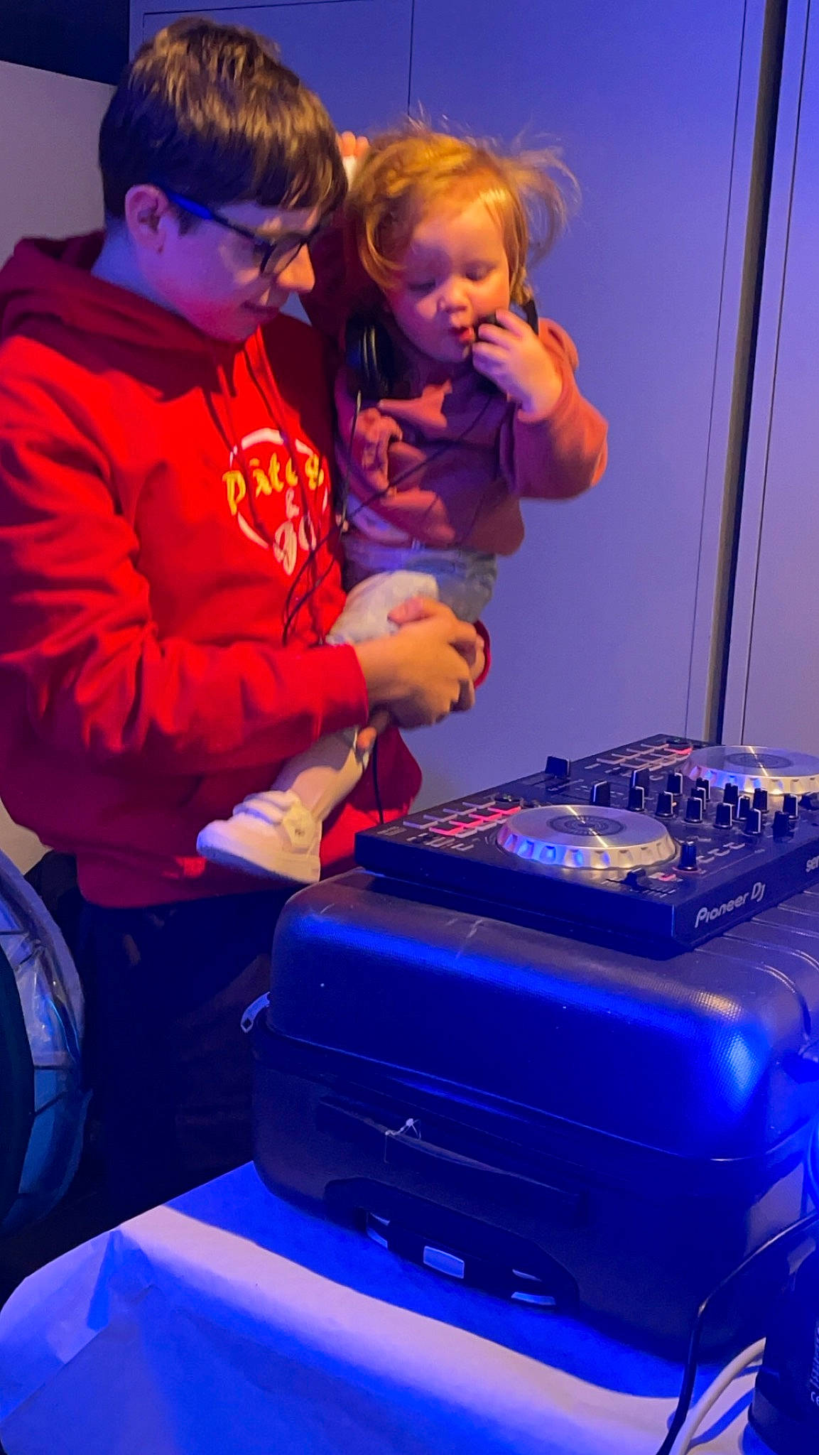 Christianah a rejoint le concours — aidez-le/la à gagner de superbes lots ! blue, cake, chair, child, clothing, electric_blue, electronic_instrument, engineering, entertainment, event, fun, gadget, leisure, machine, magenta, person, purple, recreation, t_shirt, toddler