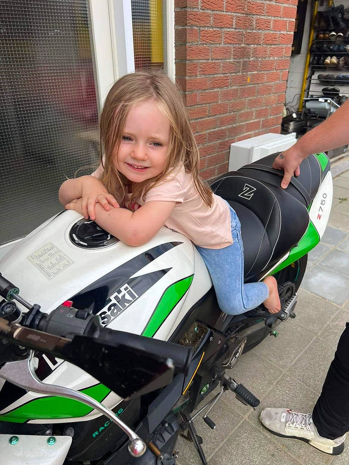 Innayah a rejoint le concours — aidez-le/la à gagner de superbes lots ! auto_part, automotive_design, automotive_exterior, automotive_tire, automotive_wheel_system, baby_carriage, fun, hairstyle, human_leg, joy, leisure, motor_vehicle, person, recreation, rim, shoe, sitting, smile, sneakers, thigh