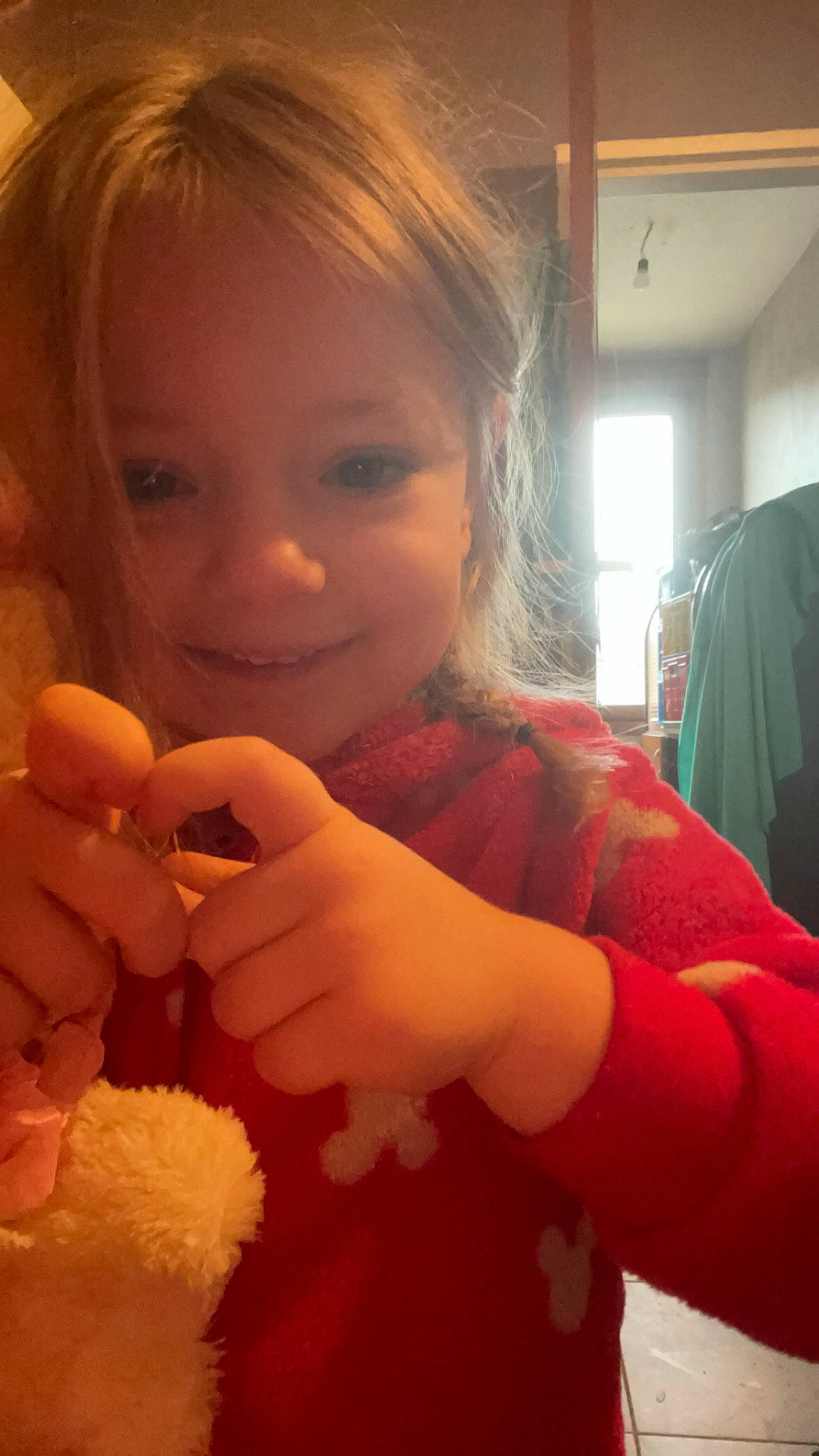 Innayah participe au concours pour gagner de l'argent avec cette photo : baby_toddler_clothing, chair, cheek, child, event, facial_expression, fun, gesture, happy, joy, lip, mouth, nail, nose, person, petal, skin, smile, sweetness, tableware