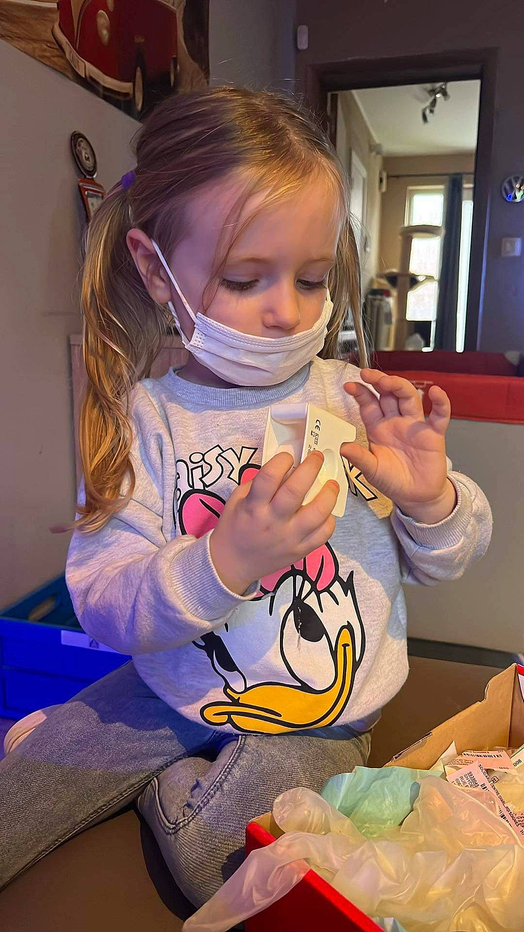 Innayah participe au concours pour gagner de l'argent avec cette photo : chair, child, comfort_food, cuisine, eating, eyelash, eyewear, finger_food, food, fun, glass, junk_food, meal, mouth, person, room, sitting, table, tableware, thumb