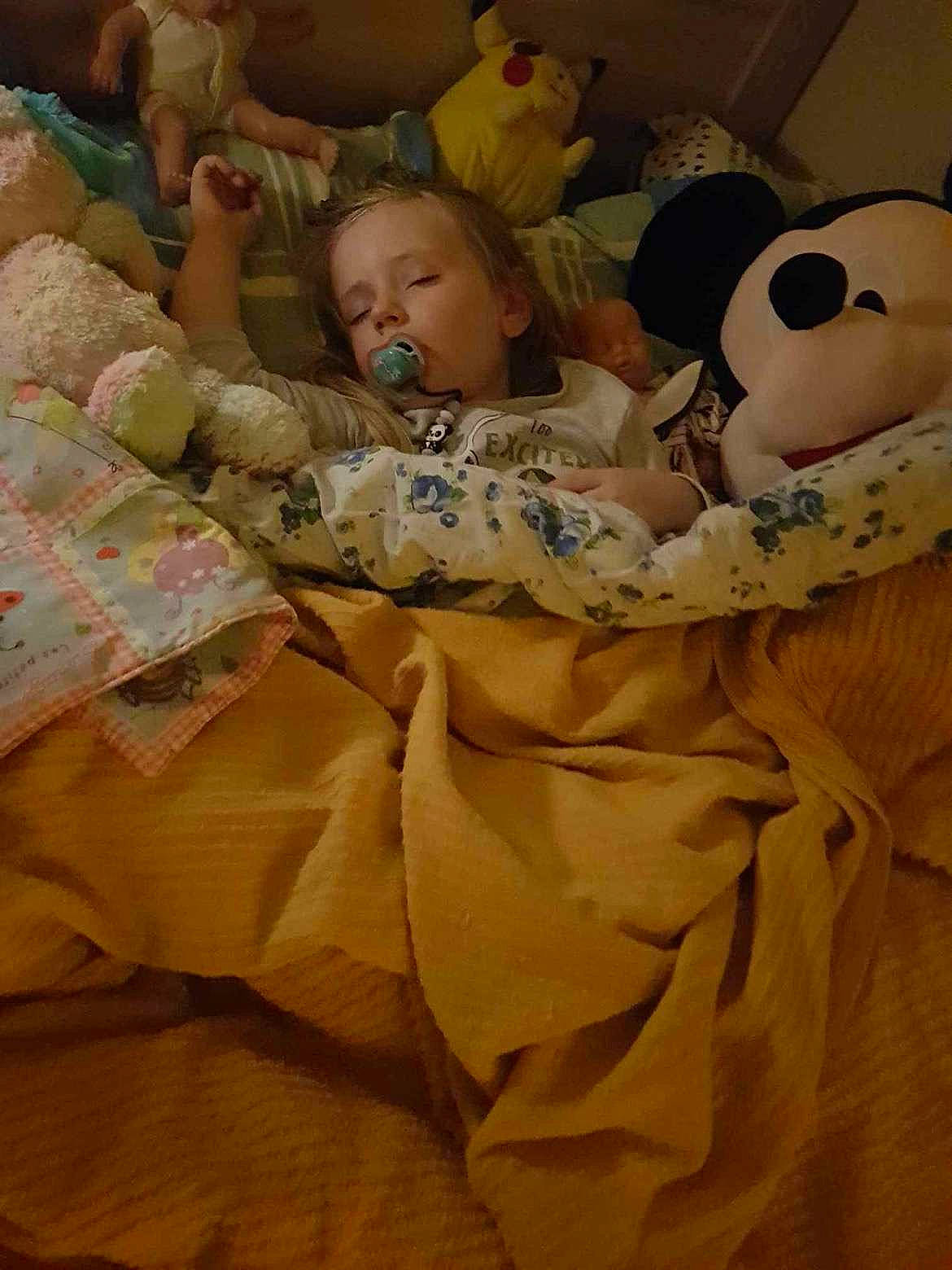 Innayah a rejoint le concours — aidez-le/la à gagner de superbes lots ! baby, bed_sheet, bedding, bedroom, bedtime, child, comfort, event, flooring, fun, fur, happy, linens, pattern, person, room, stuffed_toy, throw_pillow, toddler, toy