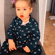Catalina participe au concours pour gagner de l'argent avec cette photo : casual_wear, chair, child, curly_hair, cute, expression, floor_tiles, floral_clothing, footwear, hair_ties, home, indoor, light, person, portrait, seated, small_hands, sneakers, toddler, young_child