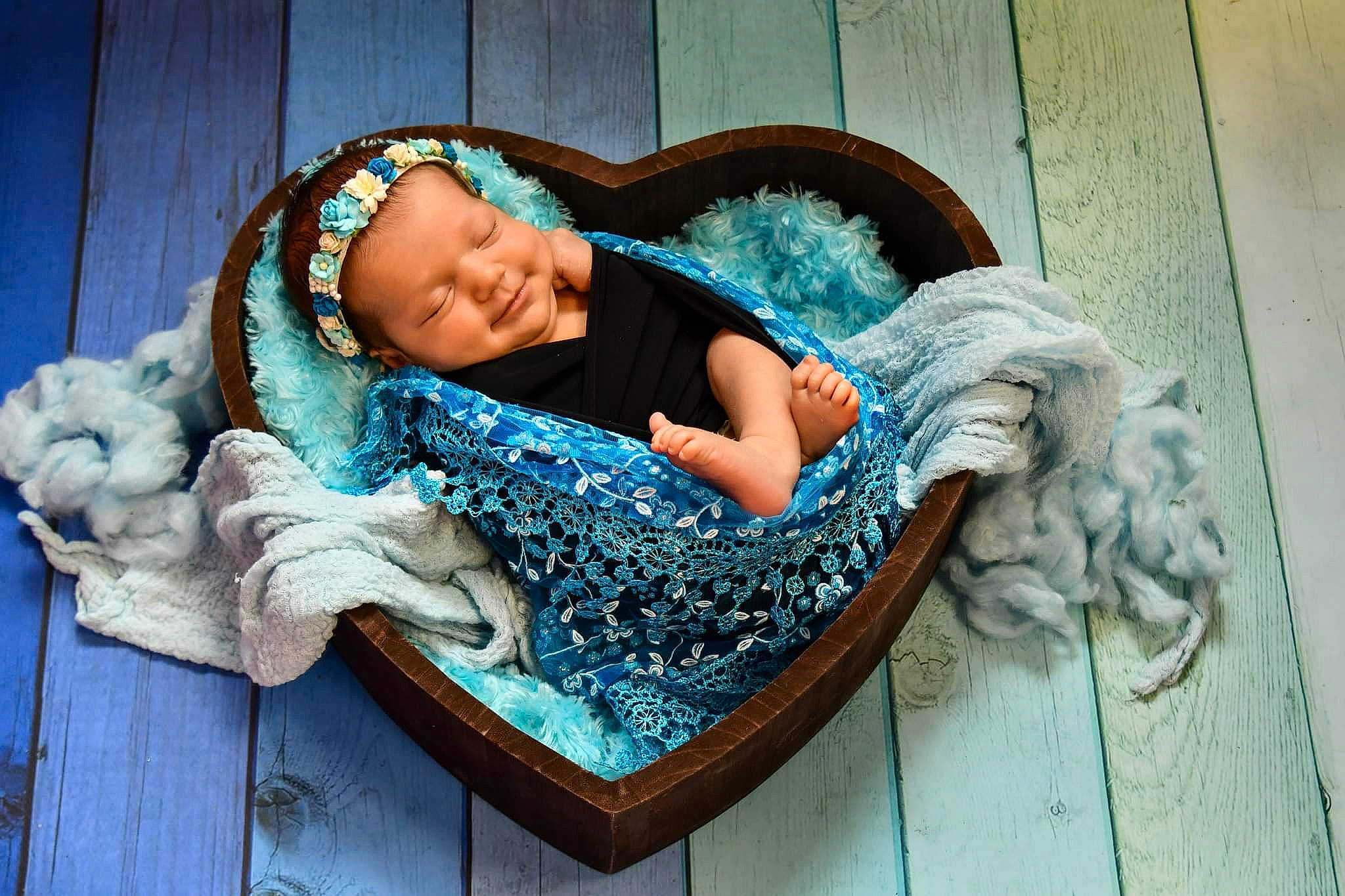 Maëlie participe au concours pour gagner de l'argent avec cette photo : aqua, azure, baby, baby_products, blue, child, comfort, electric_blue, fashion_accessory, flash_photography, fun, grass, happy, jewellery, leisure, pattern, people_in_nature, person, sitting, toddler