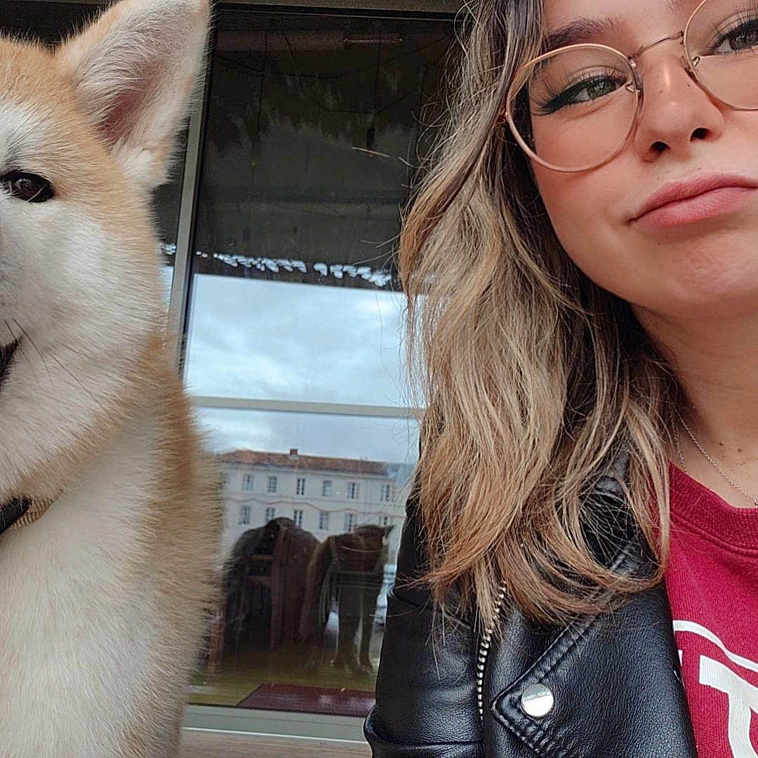 Volt participe au concours pour gagner de l'argent avec cette photo : accessories, adult, animal, canine, clothing, coat, dog, eskimodog, face, female, glasses, head, husky, jacket, person, pet, photography, portrait, whitedog, woman
