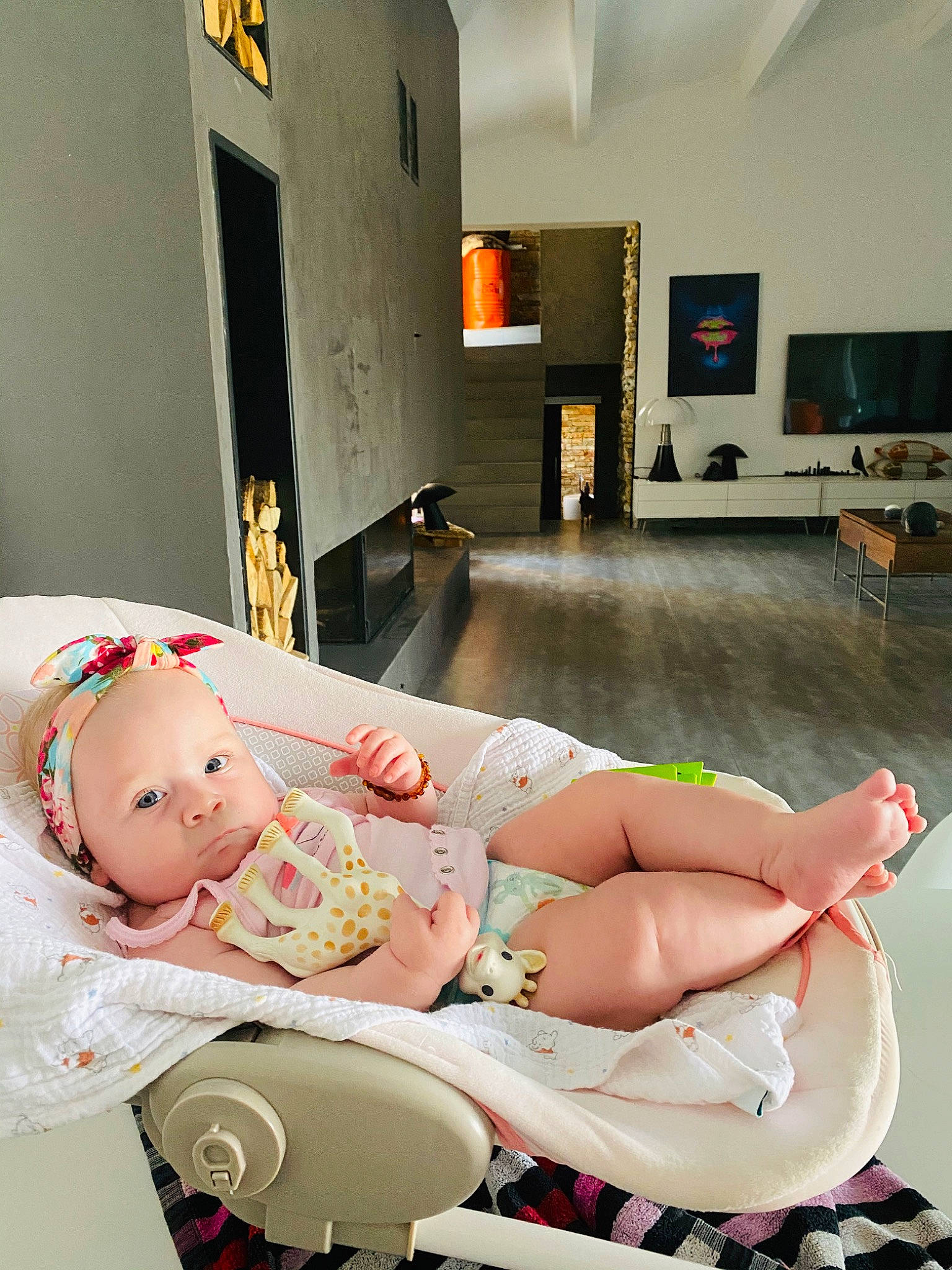 Lana a rejoint le concours — aidez-le/la à gagner de superbes lots ! baby, baby_products, birth, child, costume, furniture, headwear, leg, person, pink, room, toddler