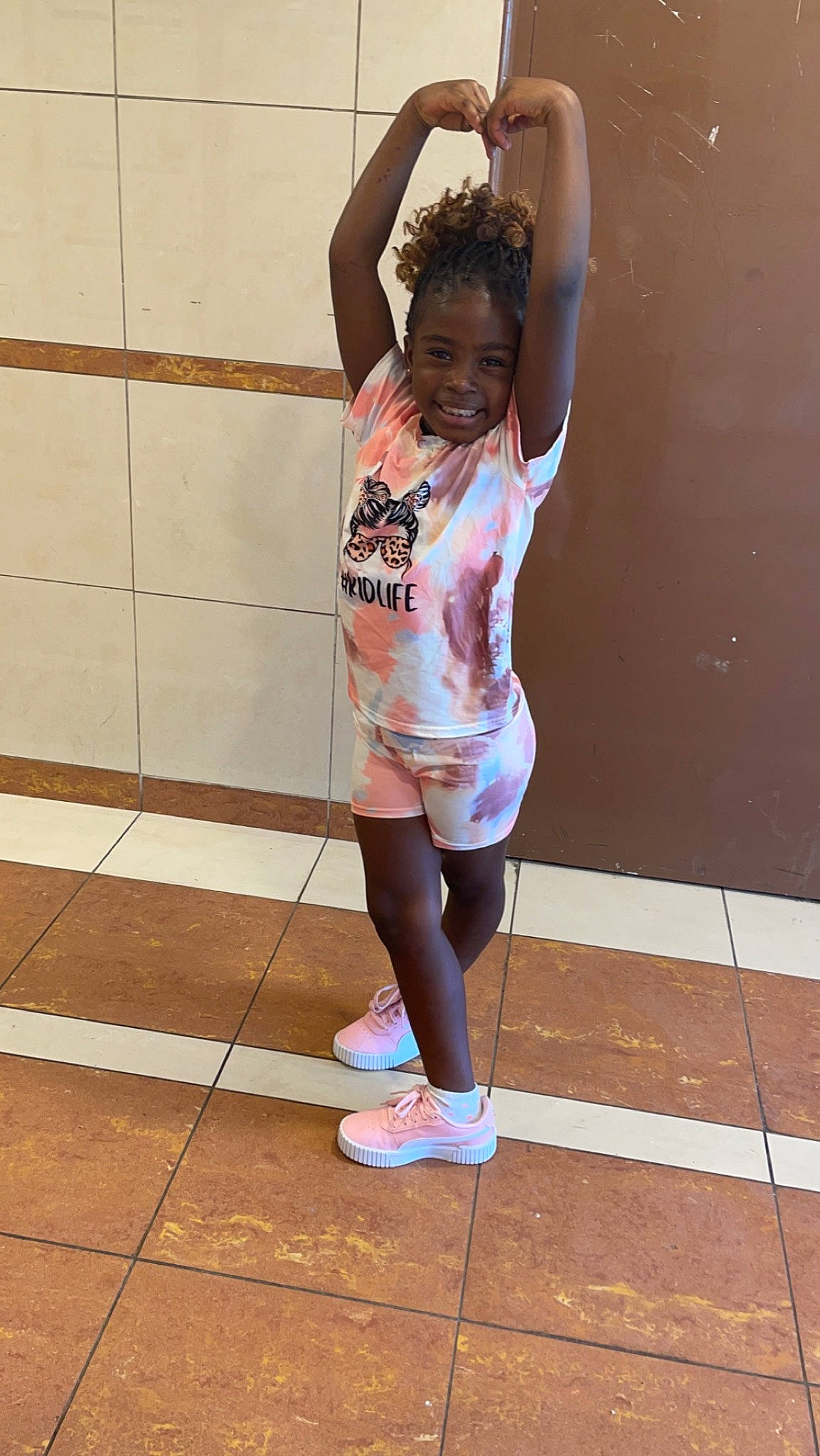 Mama Sayon participe au concours pour gagner de l'argent avec cette photo : calf, elbow, electric_blue, flooring, footwear, fun, gesture, happy, human_leg, joy, knee, leisure, performing_arts, person, physical_fitness, shorts, sneakers, sportswear, t_shirt, thigh