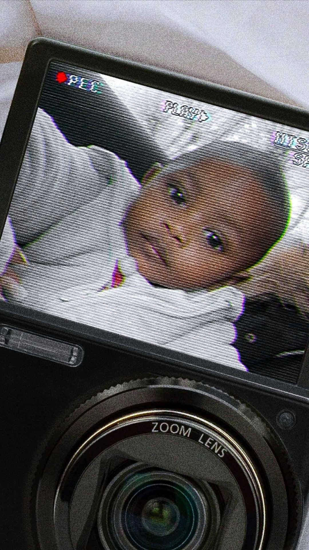 Tycia participe au concours pour gagner de l'argent avec cette photo : baby, child, camera, screen, digital_camera, portrait, face, zoom_lens, technology, indoor, closeup, vhs_effect, retro_style, video_recording, infant, young_child, electronic_device, photo_capture, nostalgic, grainy