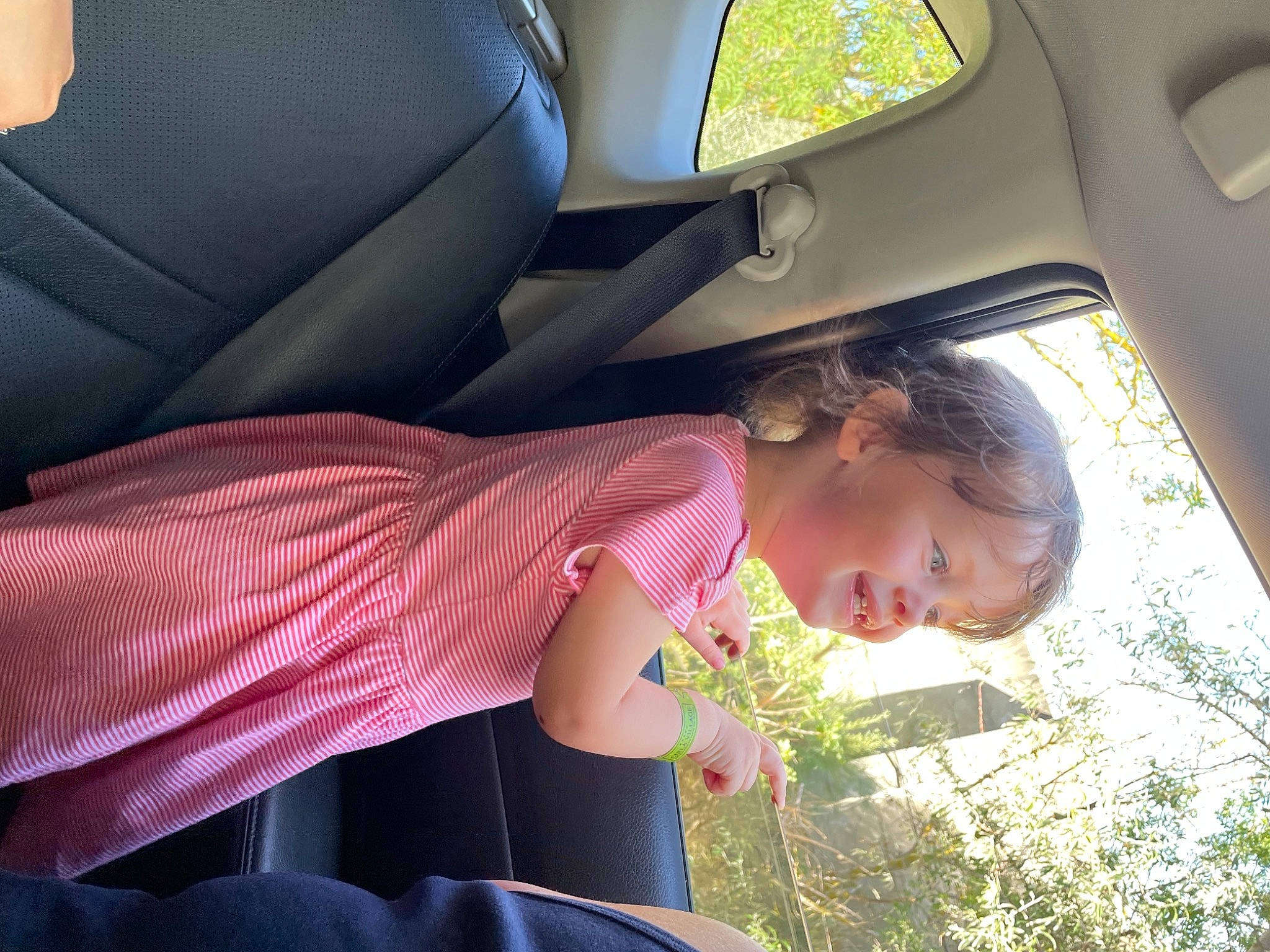 Elsa a rejoint le concours — aidez-le/la à gagner de superbes lots ! automotive_exterior, car, car_seat, car_seat_cover, comfort, fun, grass, happy, head_restraint, joy, leisure, light, motor_vehicle, person, plant, tints_and_shades, tree, vehicle, vehicle_door, white
