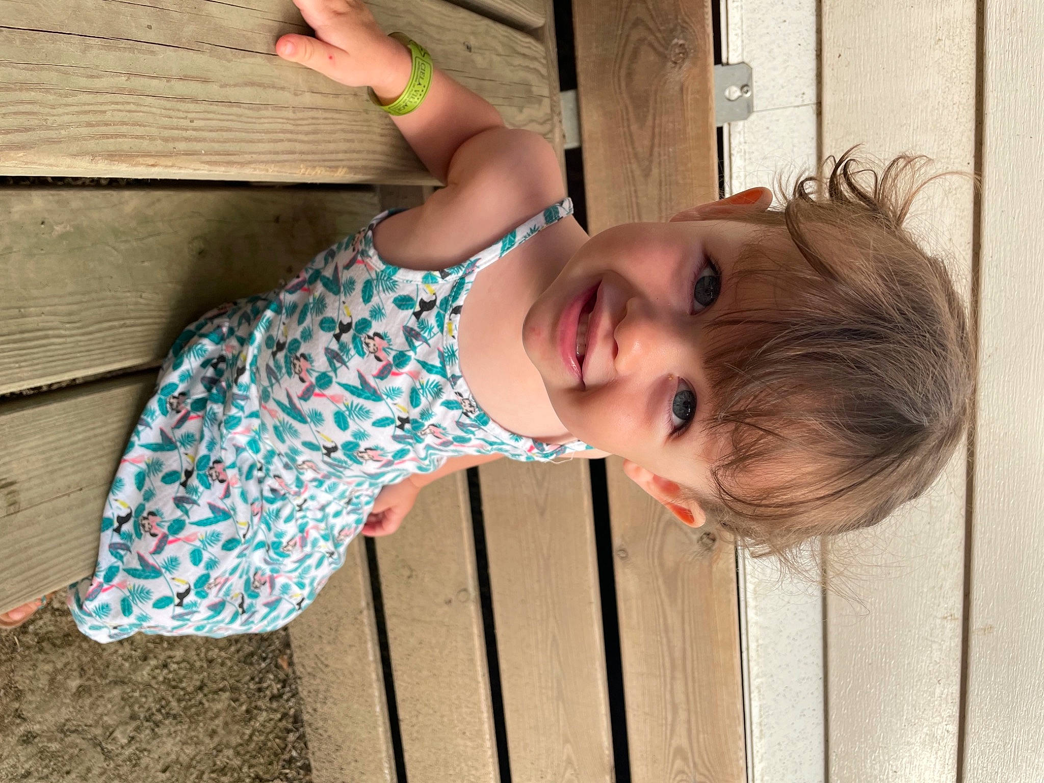 Elsa a rejoint le concours — aidez-le/la à gagner de superbes lots ! baby_toddler_clothing, blond, child, chin, face, fun, grass, hair, hand, happy, head, human_body, joy, leisure, nose, pattern, person, skin, smile, toddler