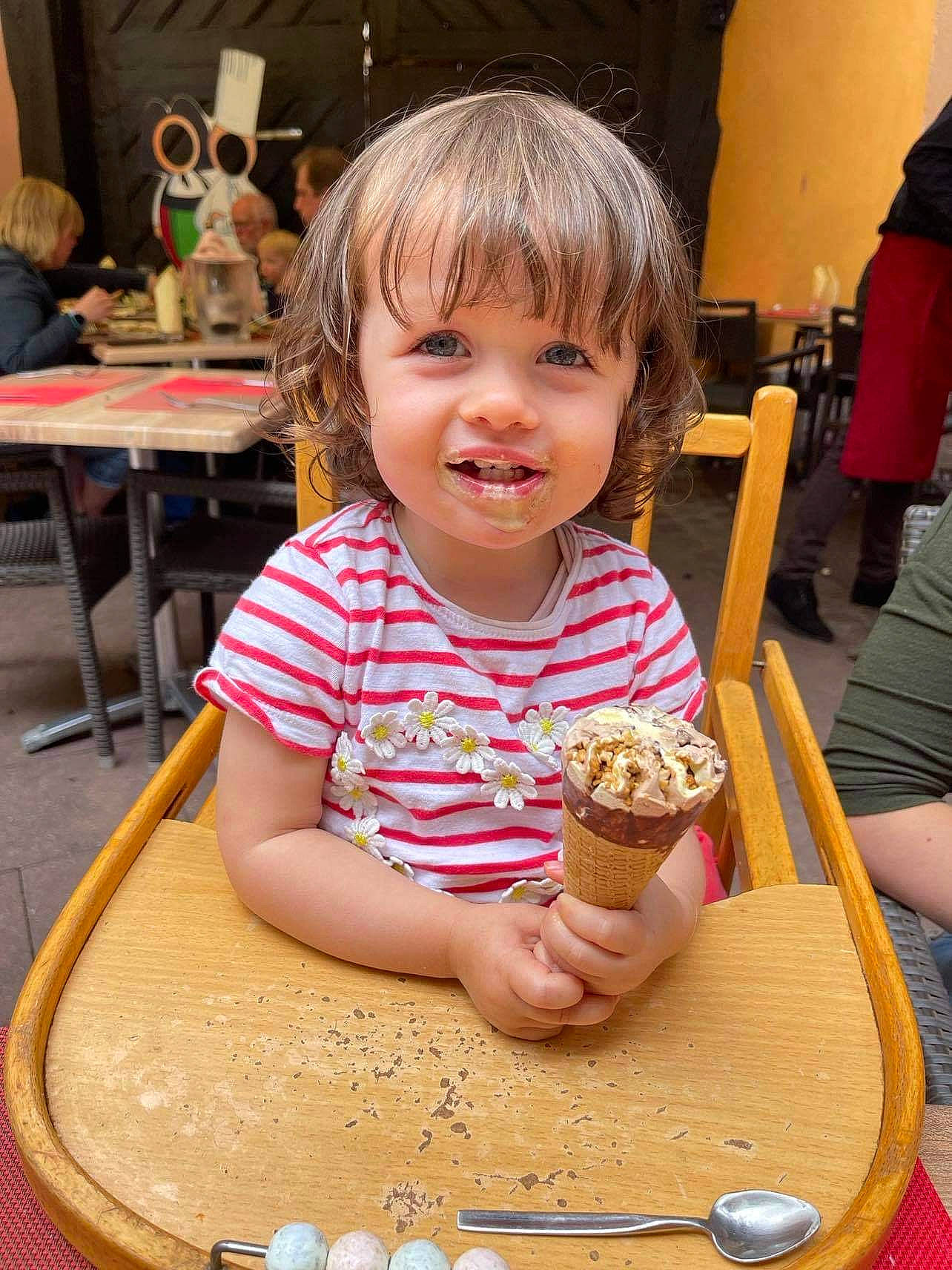 Elsa a rejoint le concours — aidez-le/la à gagner de superbes lots ! baked_goods, baking, chair, child, cuisine, dessert, dish, food, fun, icing, ingredient, joy, leisure, person, play, recreation, smile, sweetness, table, tableware