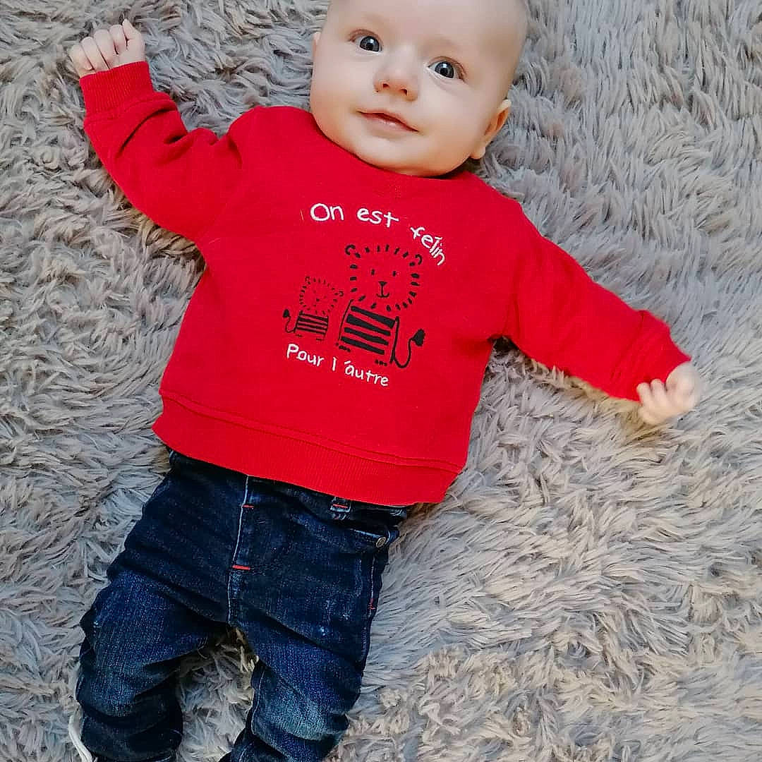 Loann a rejoint le concours — aidez-le/la à gagner de superbes lots ! baby, baby_toddler_clothing, cheek, child, clothing, cool, grass, happy, lip, nose, outerwear, pattern, people_in_nature, person, red, sleeve, smile, t_shirt, textile, toddler