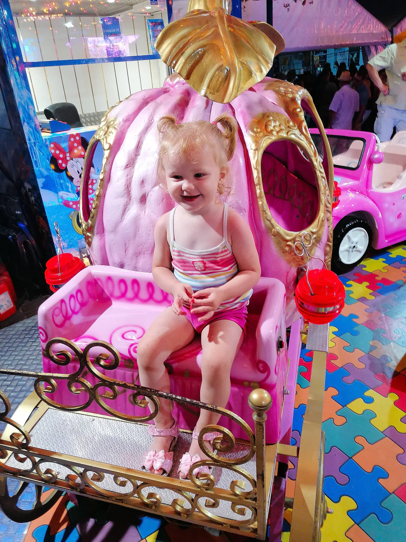 Aria a rejoint le concours — aidez-le/la à gagner de superbes lots ! child, city, event, eyewear, fashion_accessory, fun, happy, joy, leisure, magenta, person, pink, public_space, recreation, sandal, shorts, smile, tire, toddler, toy