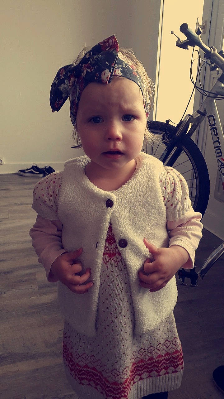 Louna a rejoint le concours — aidez-le/la à gagner de superbes lots ! arm, baby, cheek, child, cool, eye, forehead, hair_accessory, head, headgear, knitting, outerwear, person, purple, skin, sweater, toddler, wool